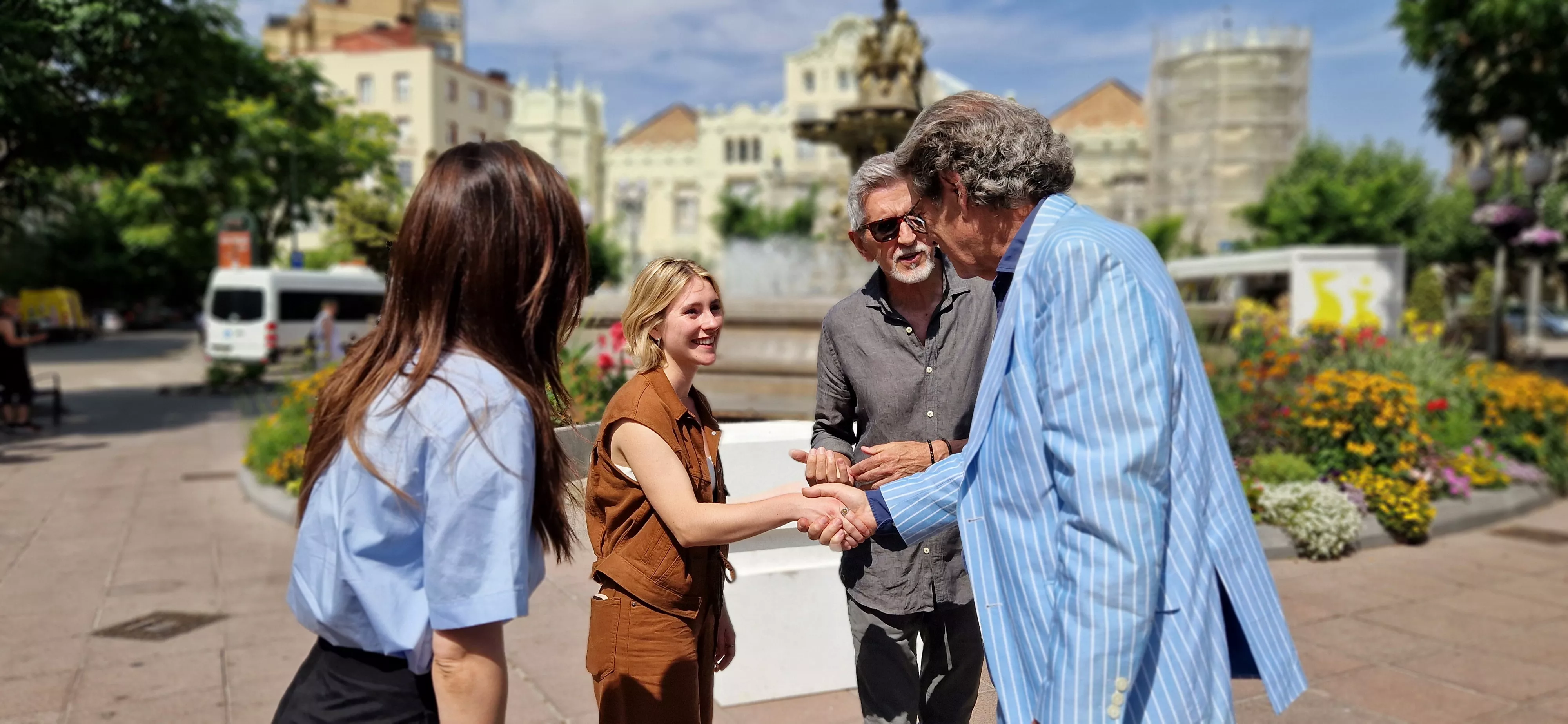 Juan Bolea con el equipo de "Parecido a un asesinato" en Huesca. Foto Myriam Martínez