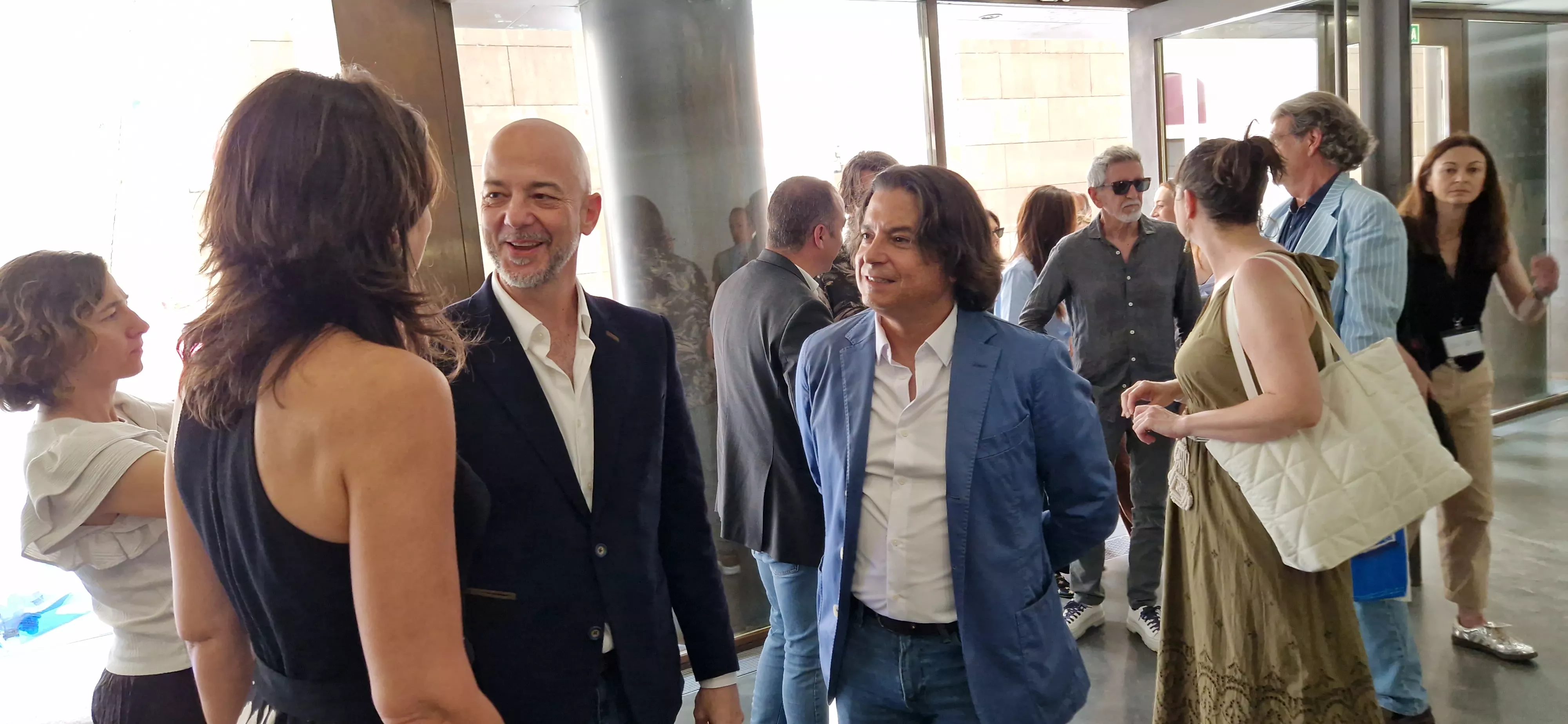 El equipo de "Parecido a un asesinato" en la Diputación de Huesca. Foto Myriam Martínez