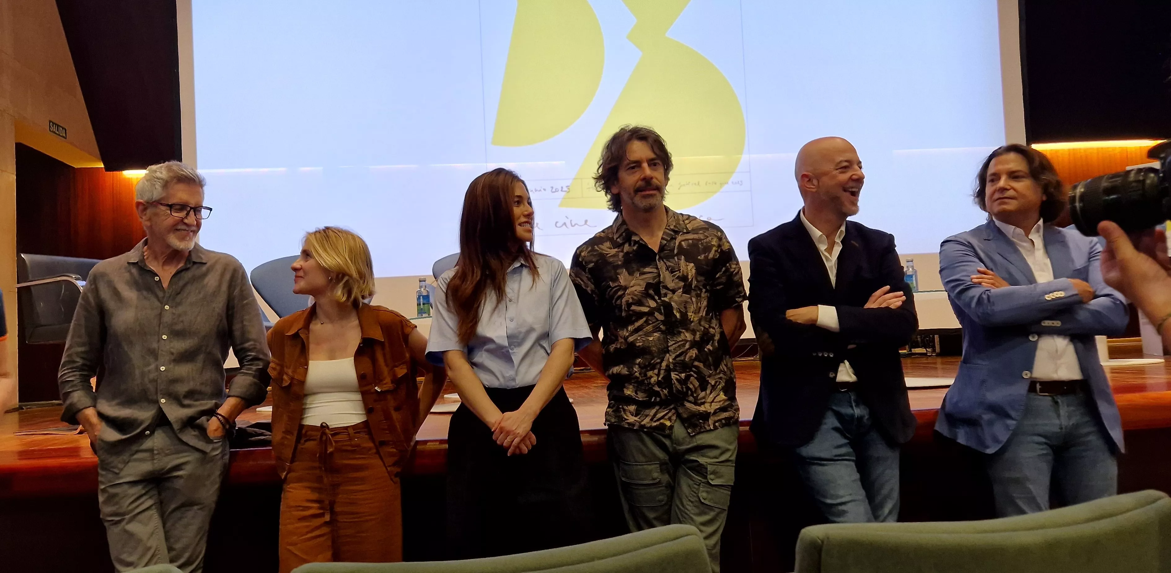 El equipo de "Parecido a un asesinato" en la Diputación de Huesca. Foto Myriam Martínez