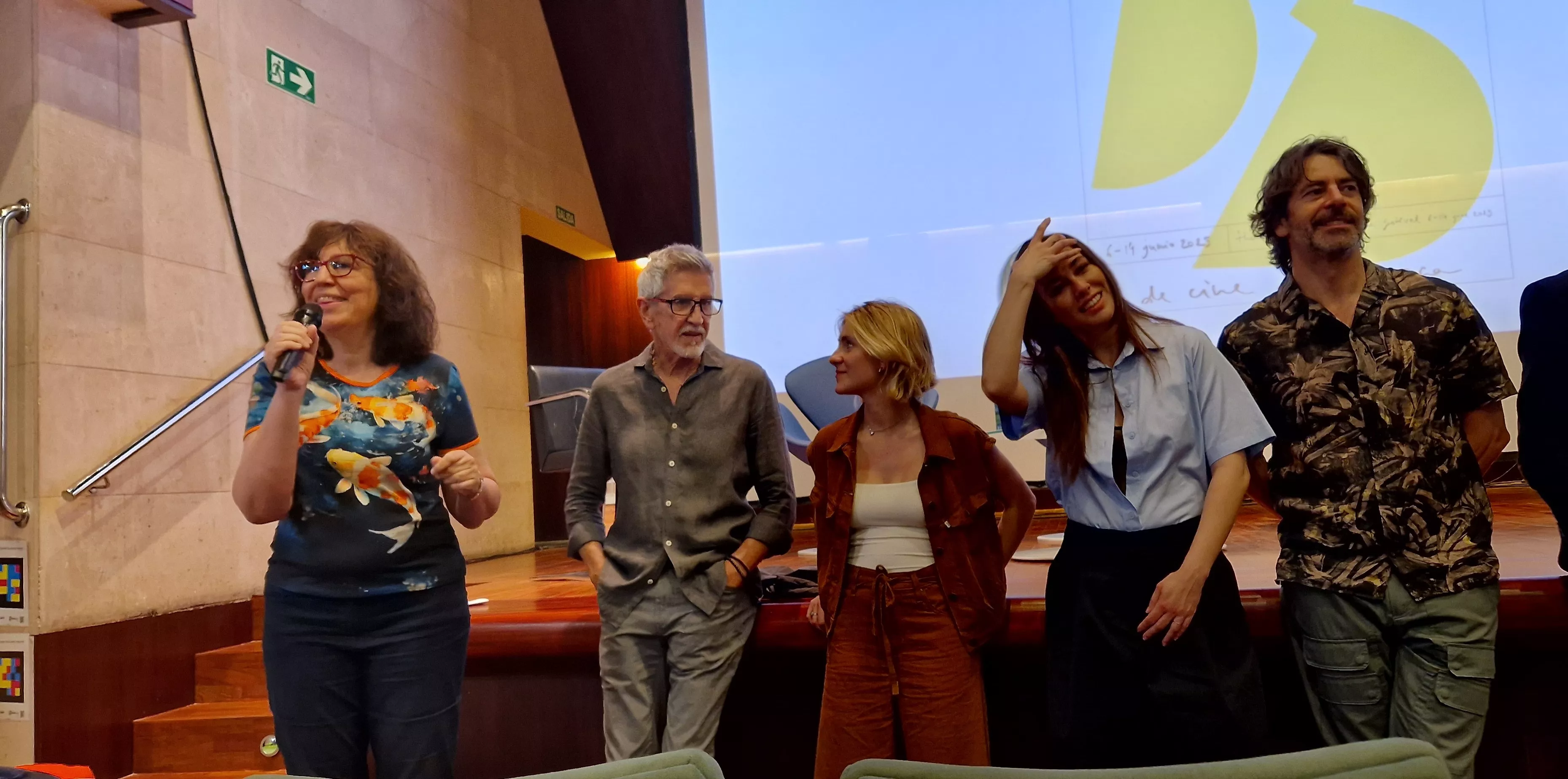 El equipo de "Parecido a un asesinato" en la Diputación de Huesca. Foto Myriam Martínez