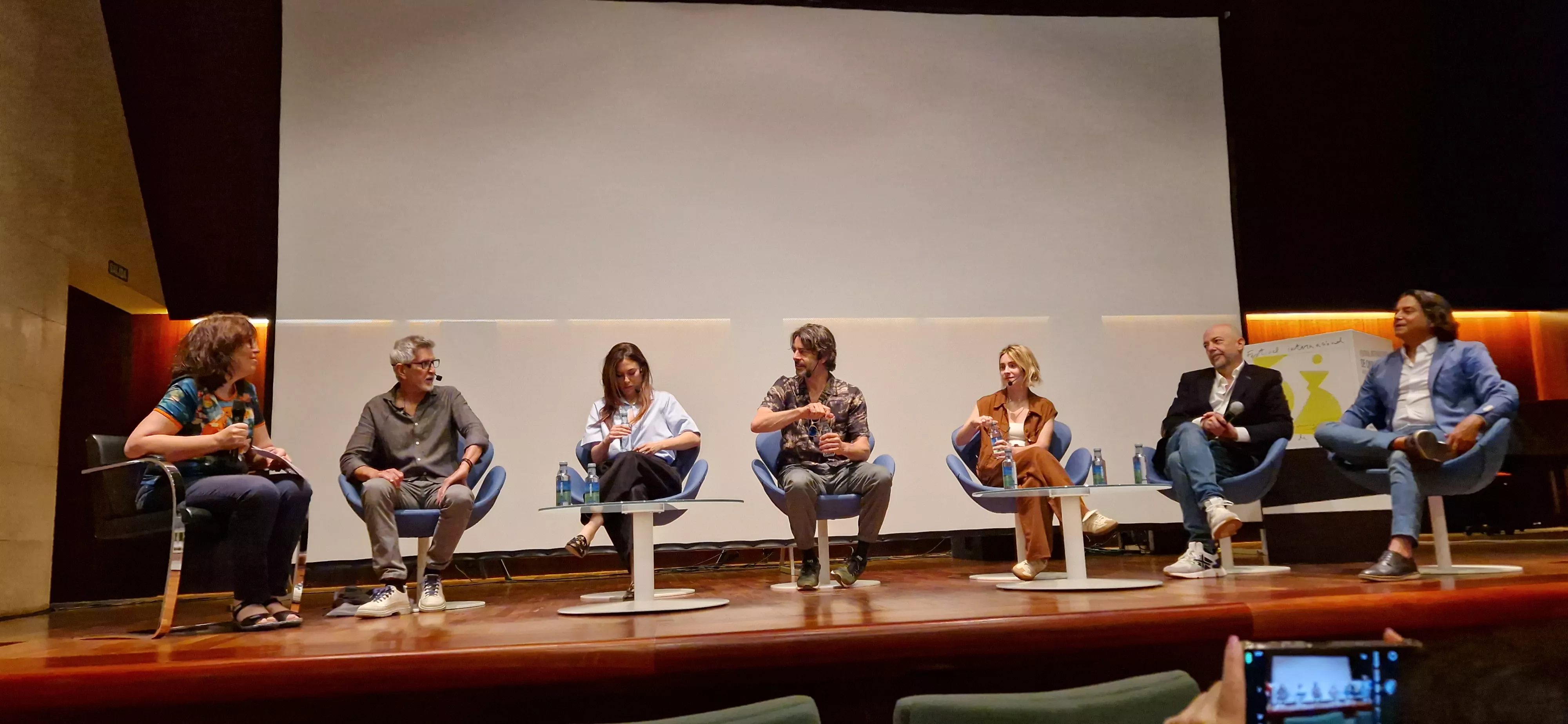 El equipo de "Parecido a un asesinato" en la Diputación de Huesca. Foto Myriam Martínez