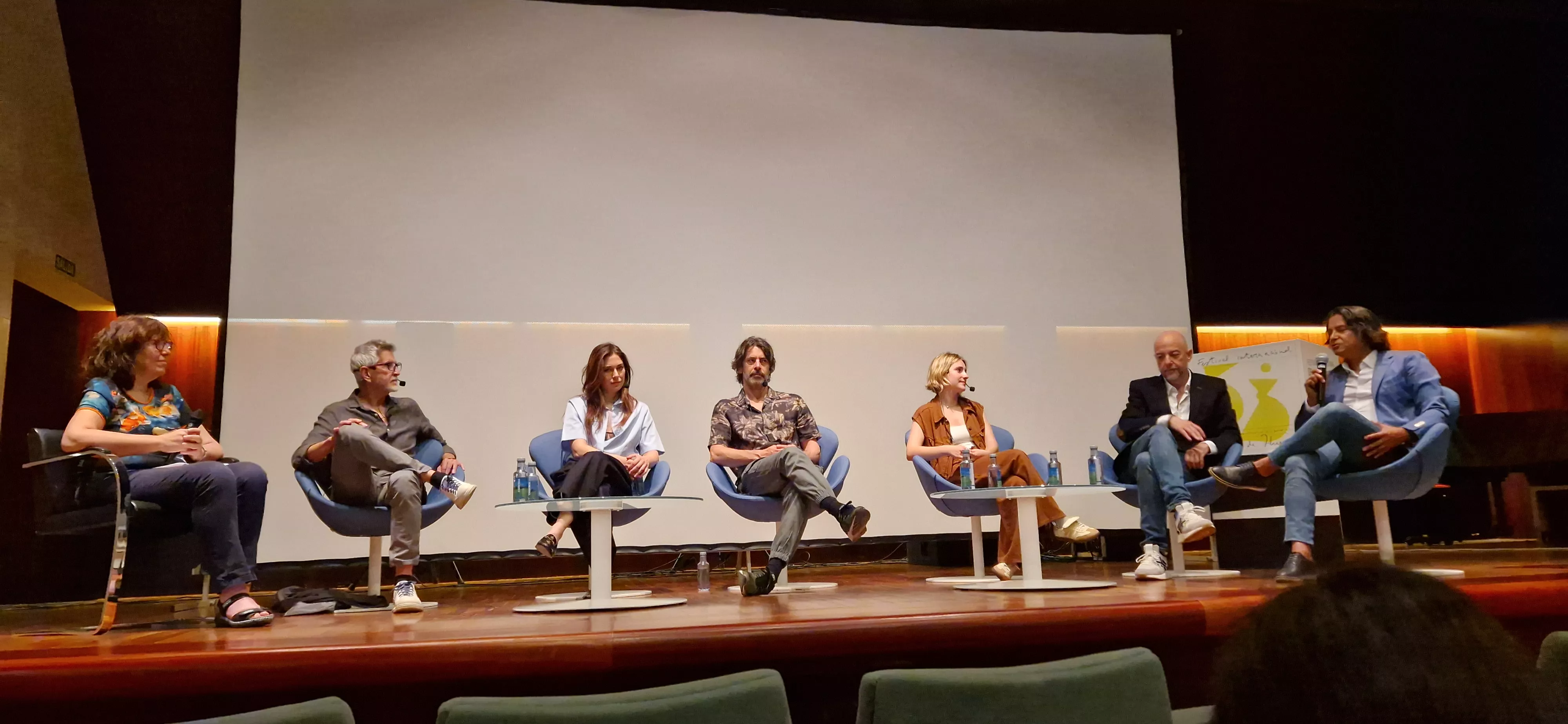 El equipo de "Parecido a un asesinato" en la Diputación de Huesca. Foto Myriam Martínez
