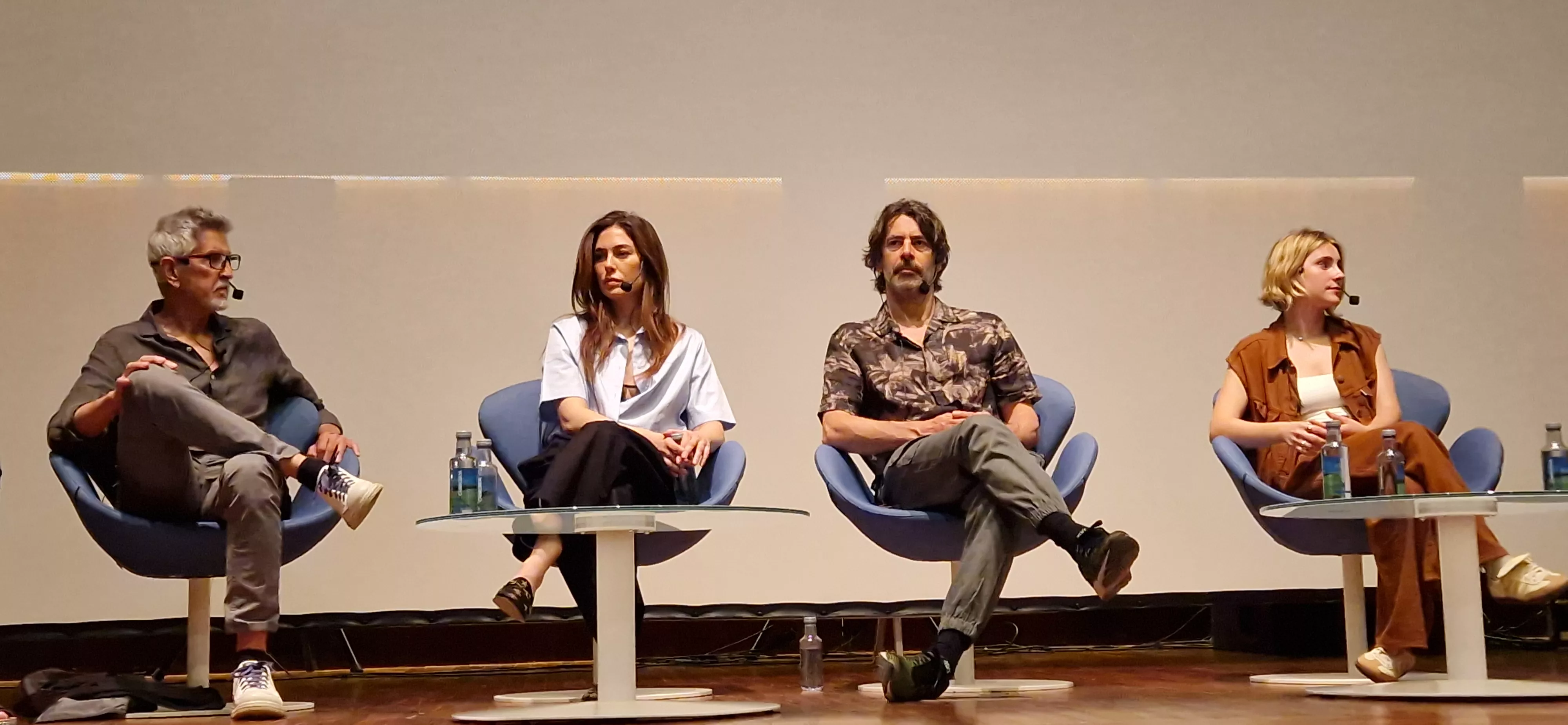 El equipo de "Parecido a un asesinato" en la Diputación de Huesca. Foto Myriam Martínez