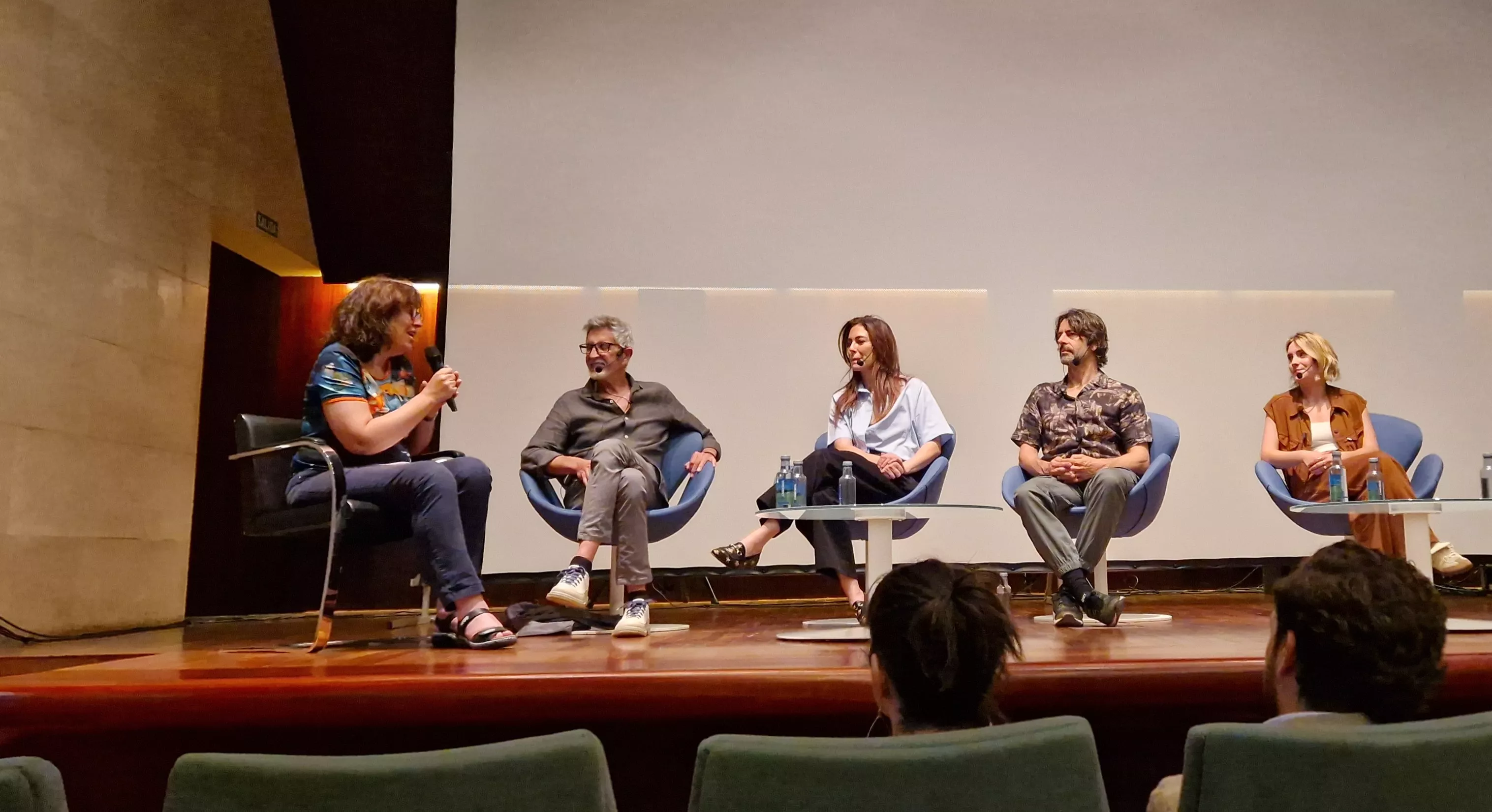El equipo de "Parecido a un asesinato" en la Diputación de Huesca. Foto Myriam Martínez