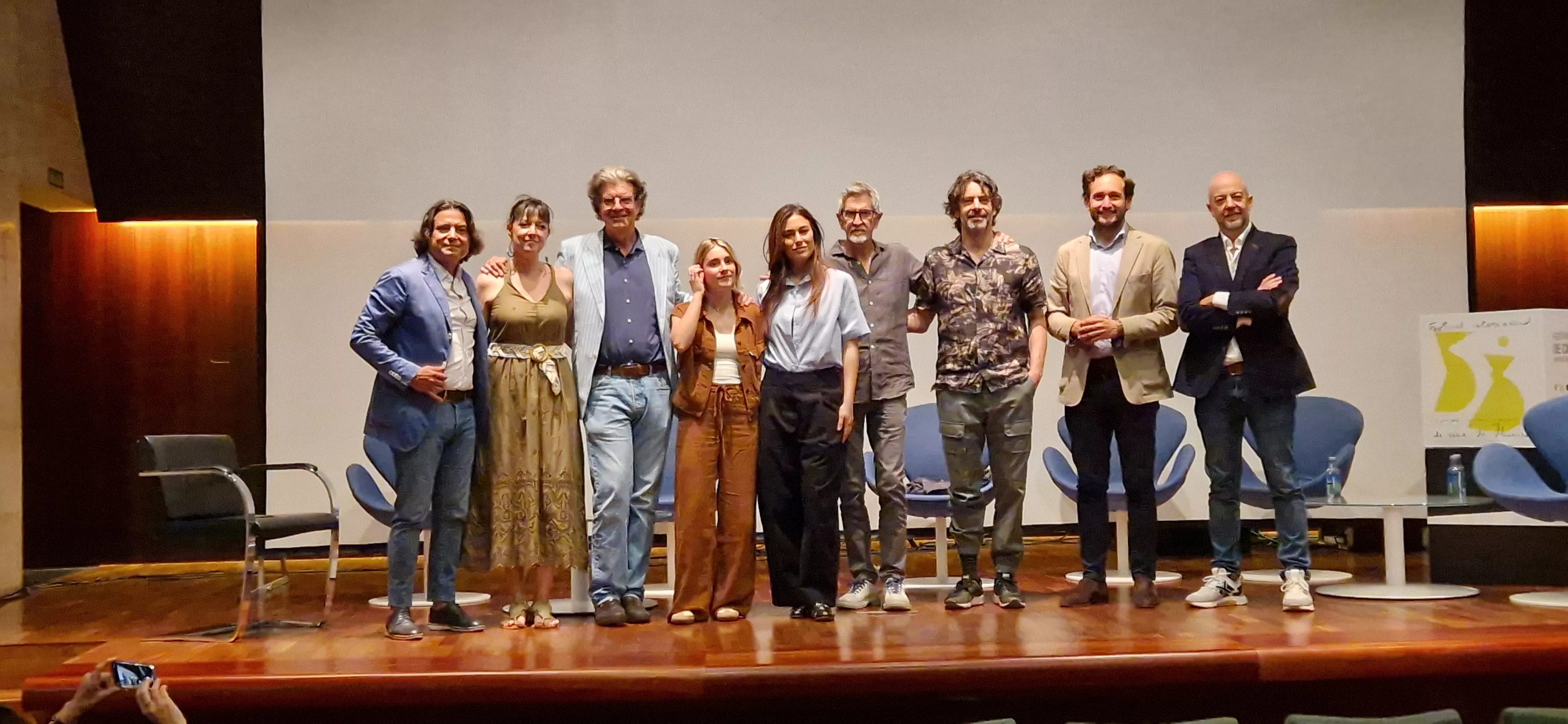 El equipo de "Parecido a un asesinato" en la Diputación de Huesca. Foto Myriam Martínez