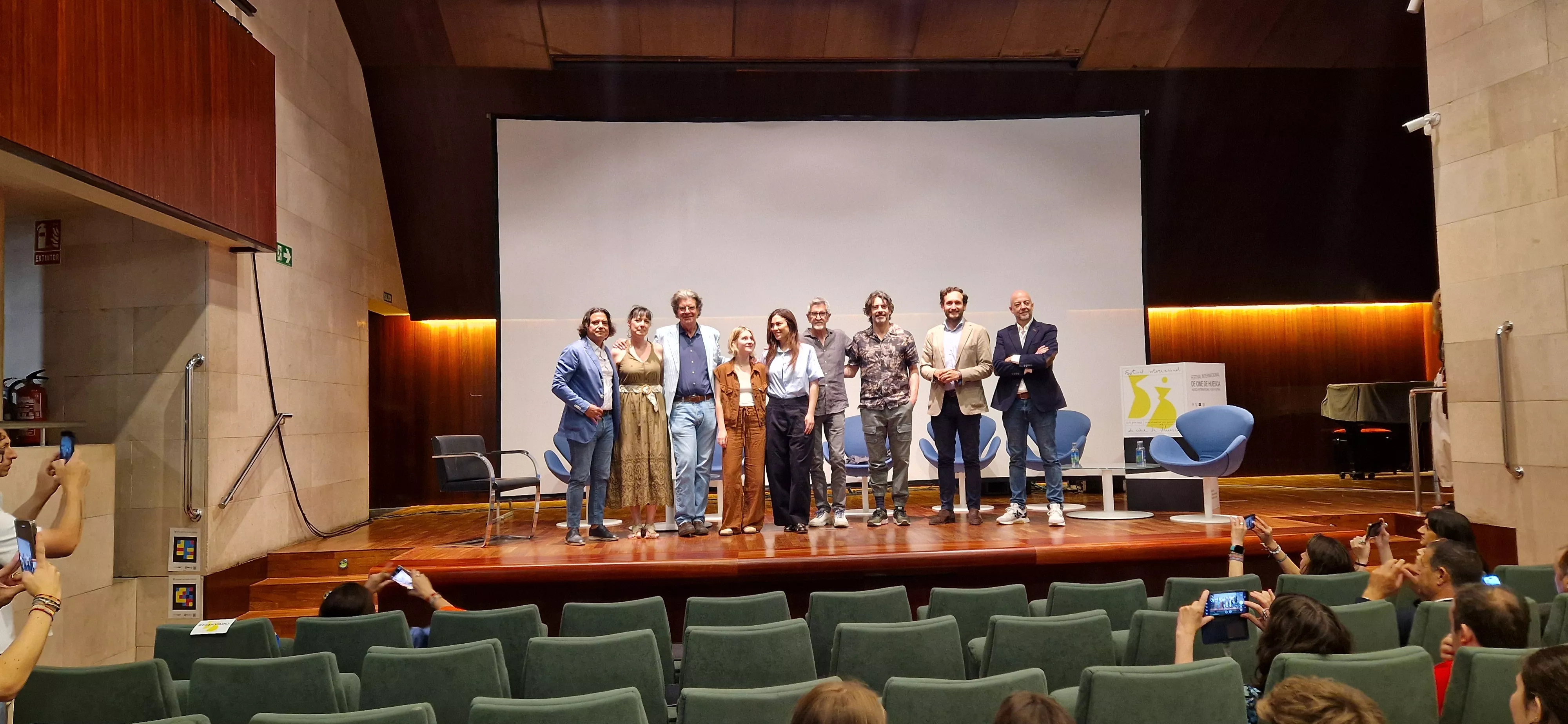 El equipo de "Parecido a un asesinato" en la Diputación de Huesca. Foto Myriam Martínez