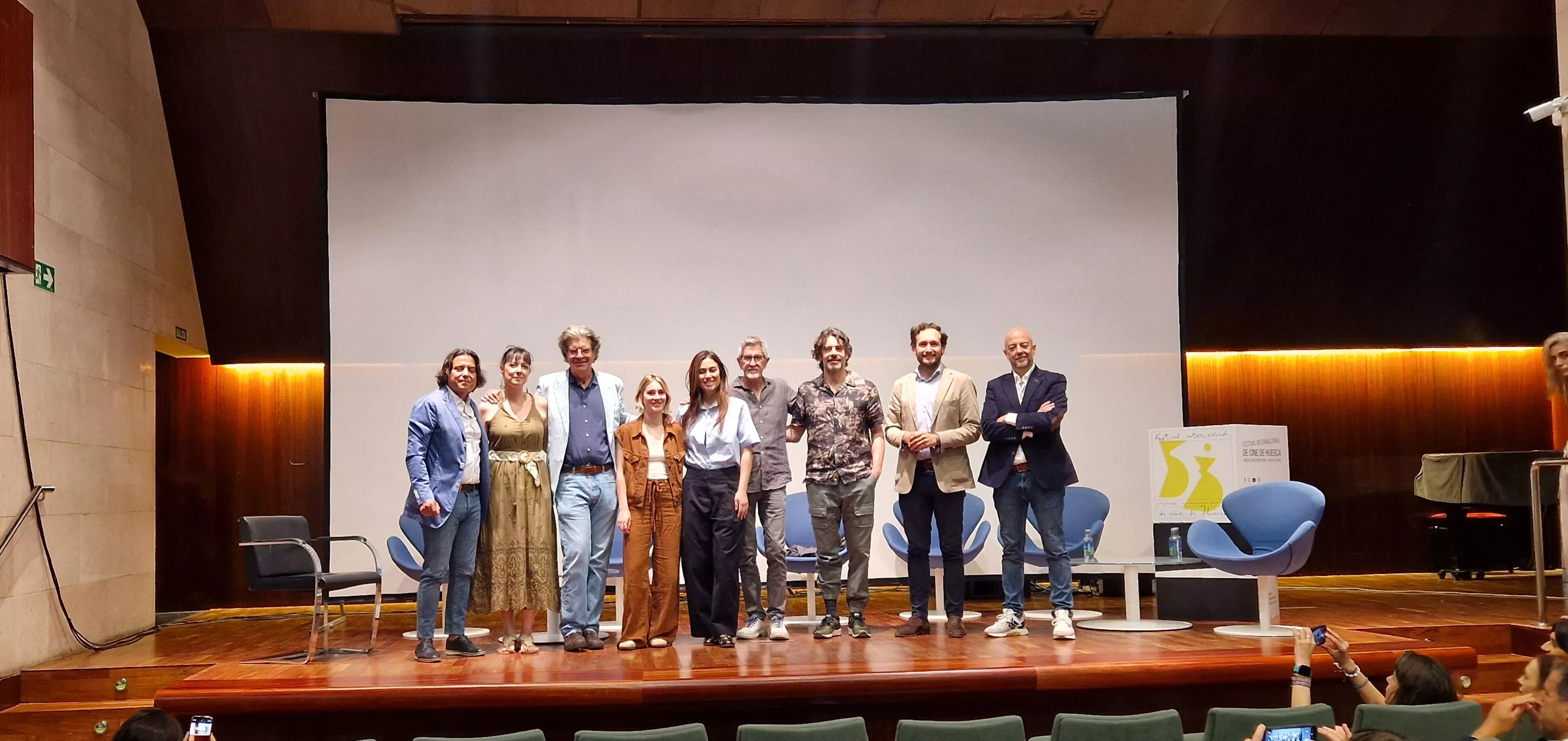 El equipo de "Parecido a un asesinato" en la Diputación de Huesca. Foto Myriam Martínez