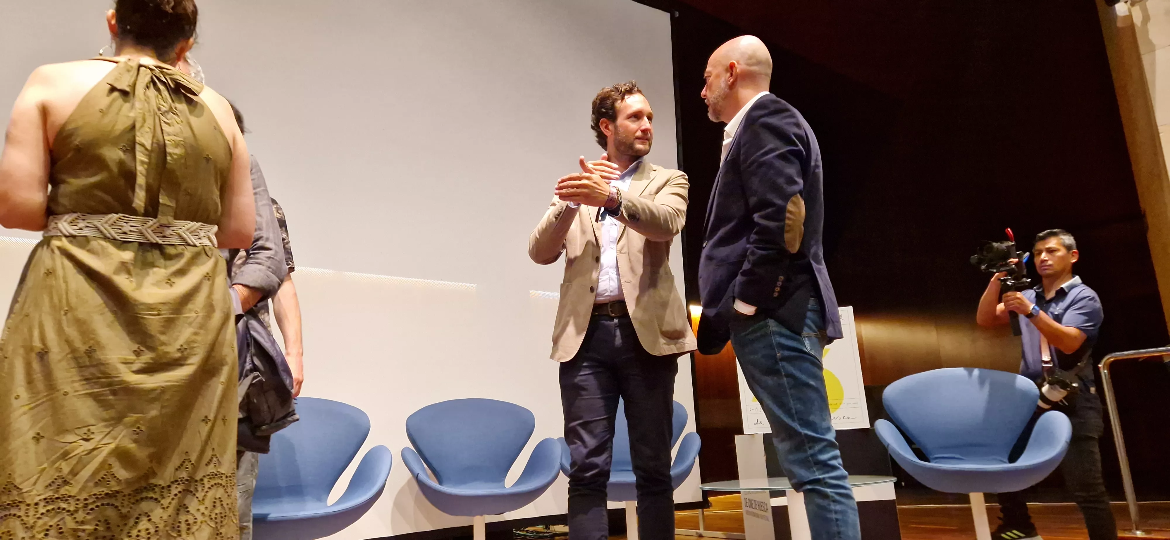 El equipo de "Parecido a un asesinato" en la Diputación de Huesca. Foto Myriam Martínez