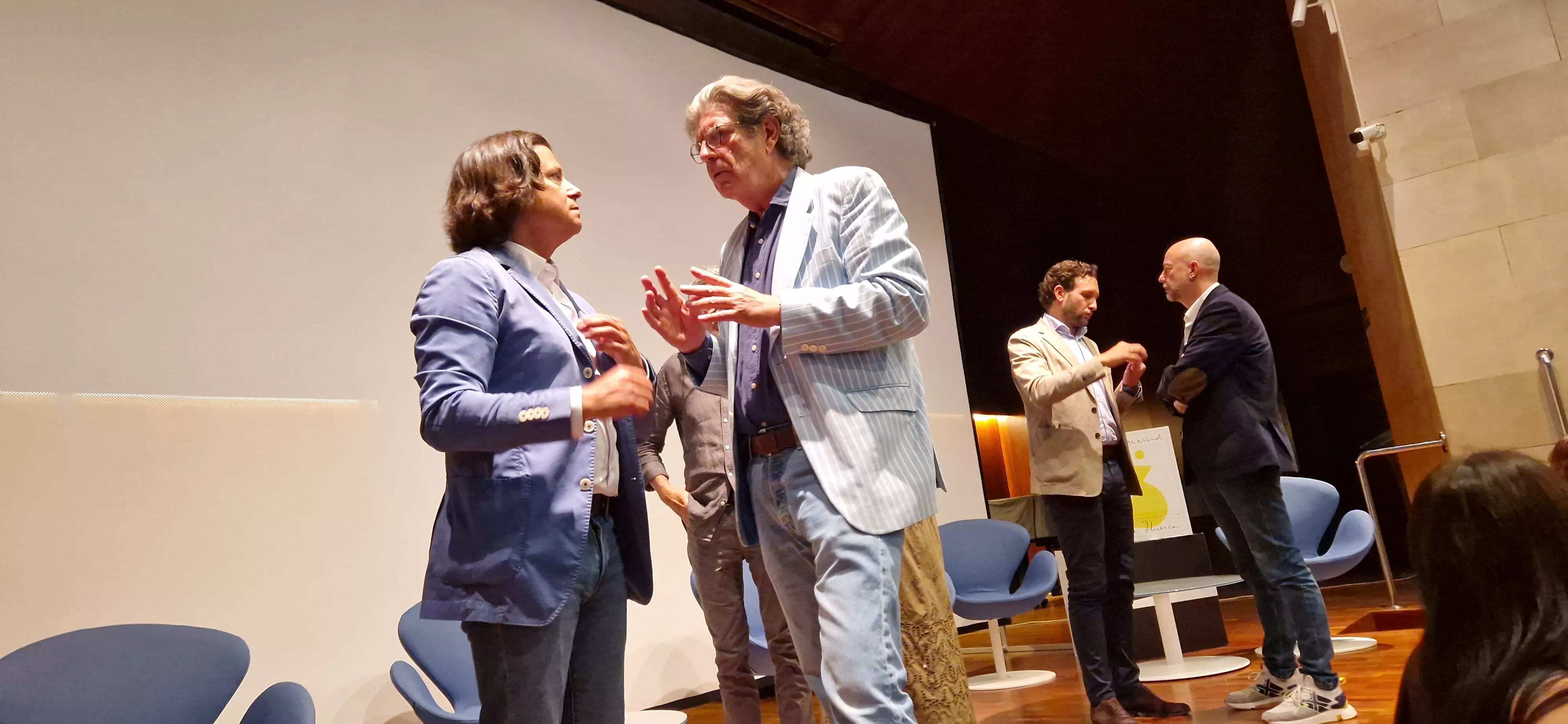 El equipo de "Parecido a un asesinato" en la Diputación de Huesca. Foto Myriam Martínez