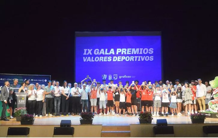 Foto de familia de los premiados.