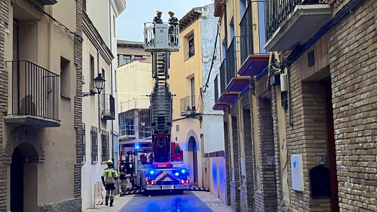 Desprendimiento en un edificio de la calle Quinto Sertorio de Huesca. Foto Mercedes Manterola