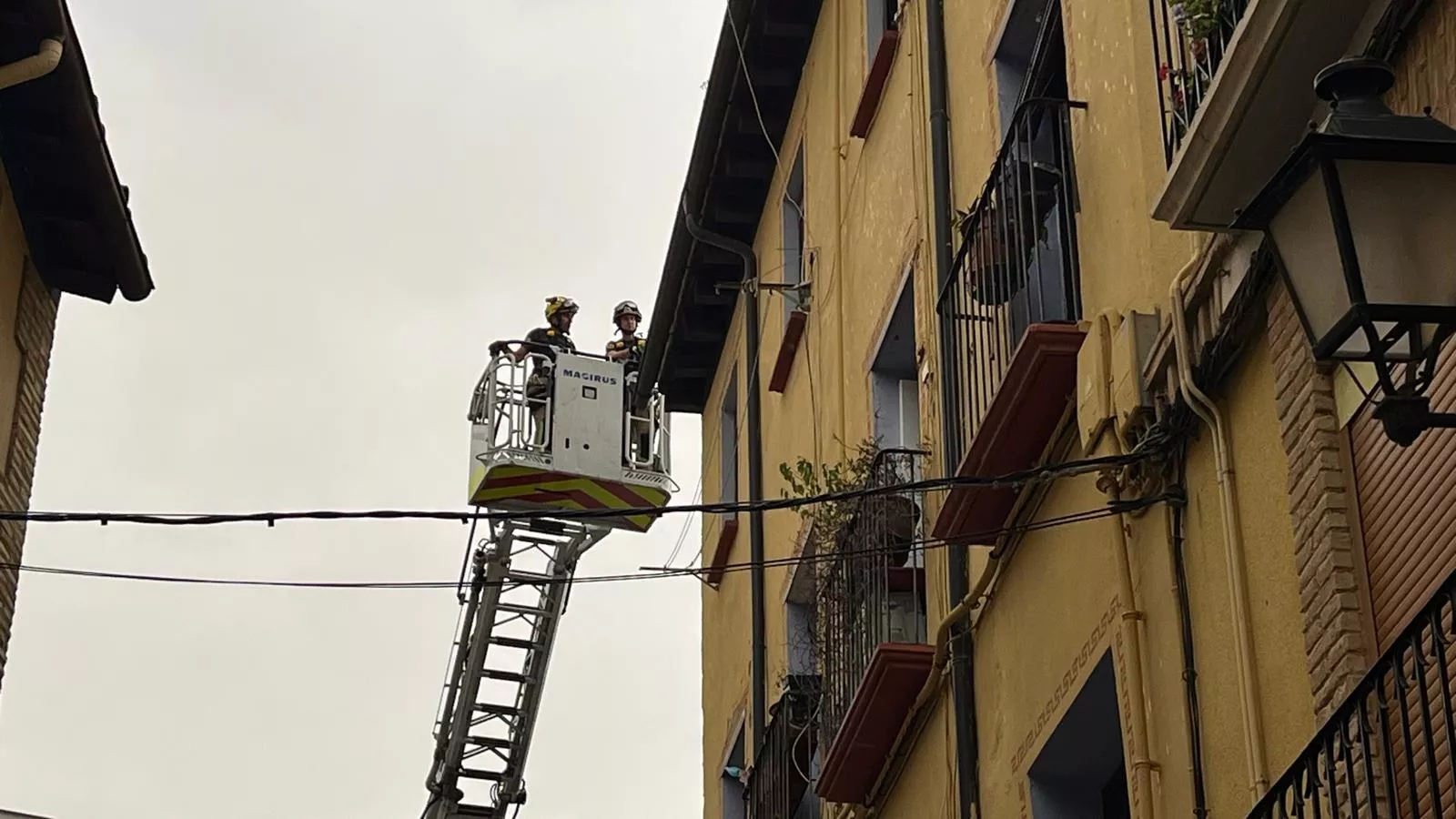 Desprendimiento en un edificio de la calle Quinto Sertorio de Huesca. Foto Mercedes Manterola
