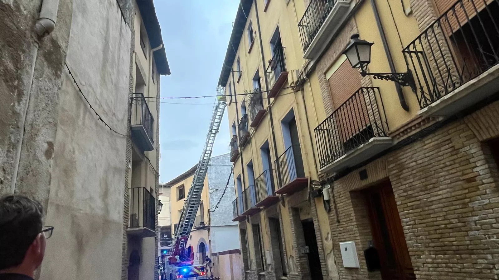 Desprendimiento en un edificio de la calle Quinto Sertorio de Huesca. Foto Mercedes Manterola
