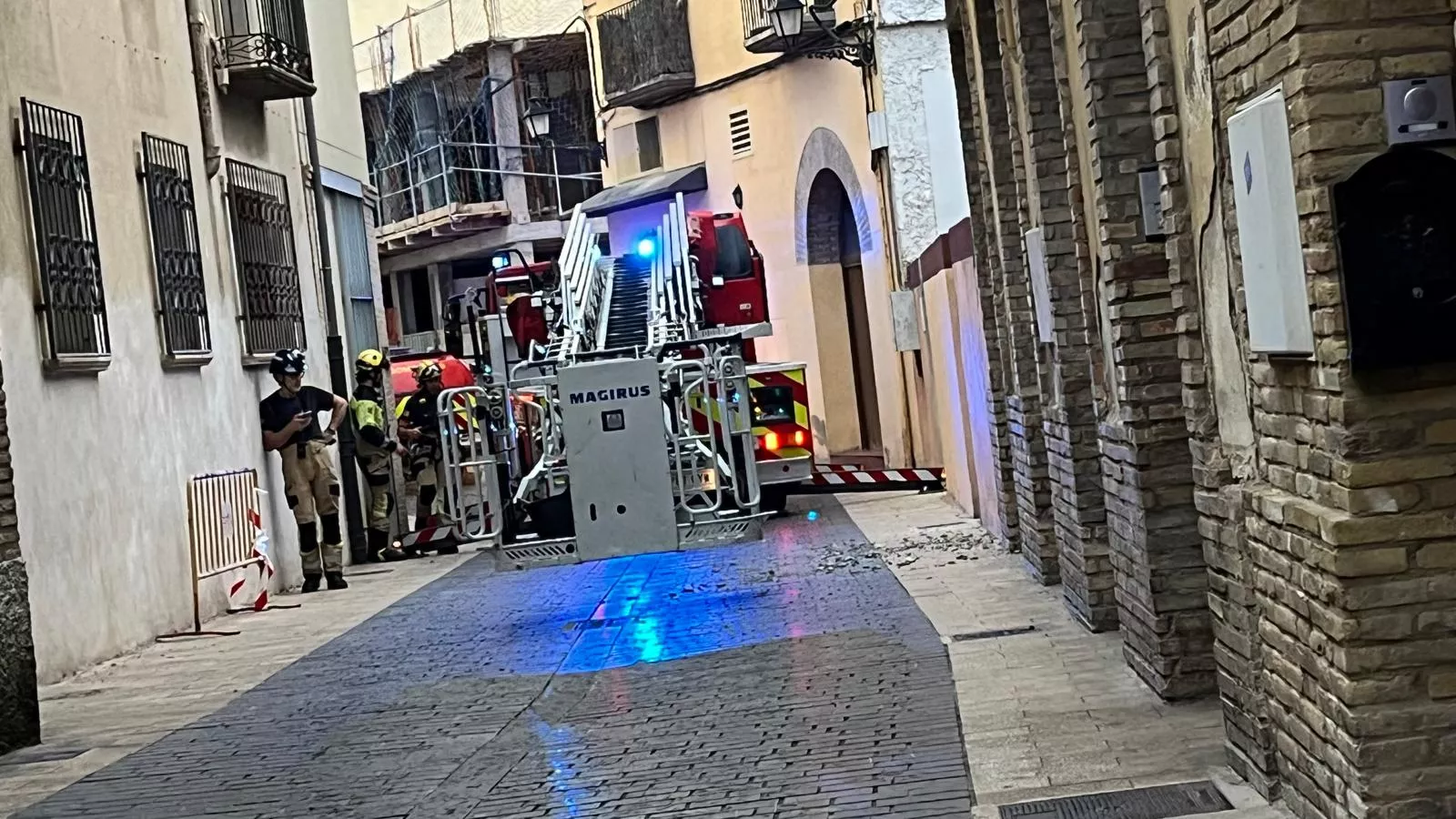 Desprendimiento en un edificio de la calle Quinto Sertorio de Huesca. Foto Mercedes Manterola