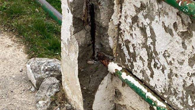 Uno de los muros que rodean el campo Municipal de Barbastro presenta un pésimo estado. Uno de los muros que rodean el campo Municipal de Barbastro presenta un pésimo estado.