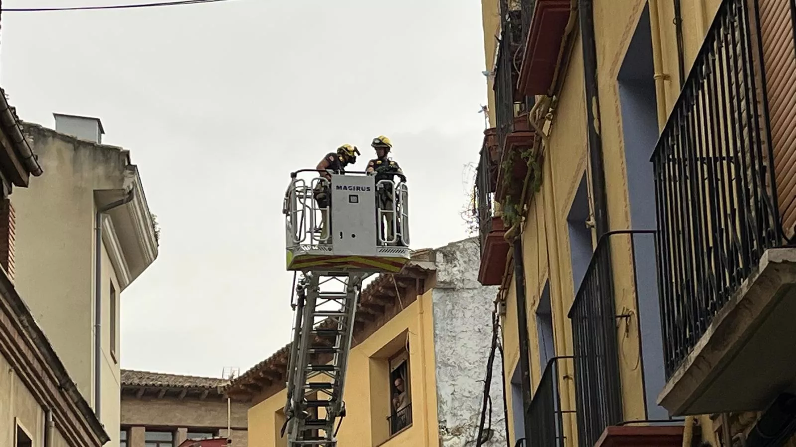 Desprendimiento en un edificio de la calle Quinto Sertorio de Huesca. Foto Mercedes Manterola