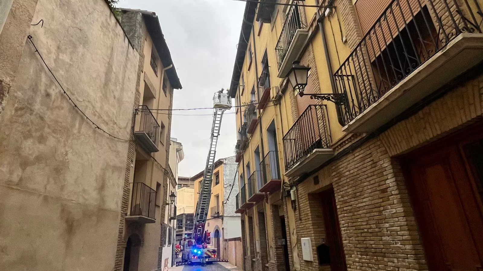 Desprendimiento en un edificio de la calle Quinto Sertorio de Huesca. Foto Mercedes Manterola