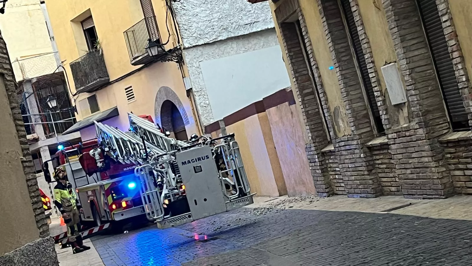 Desprendimiento en un edificio de la calle Quinto Sertorio de Huesca. Foto Mercedes Manterola