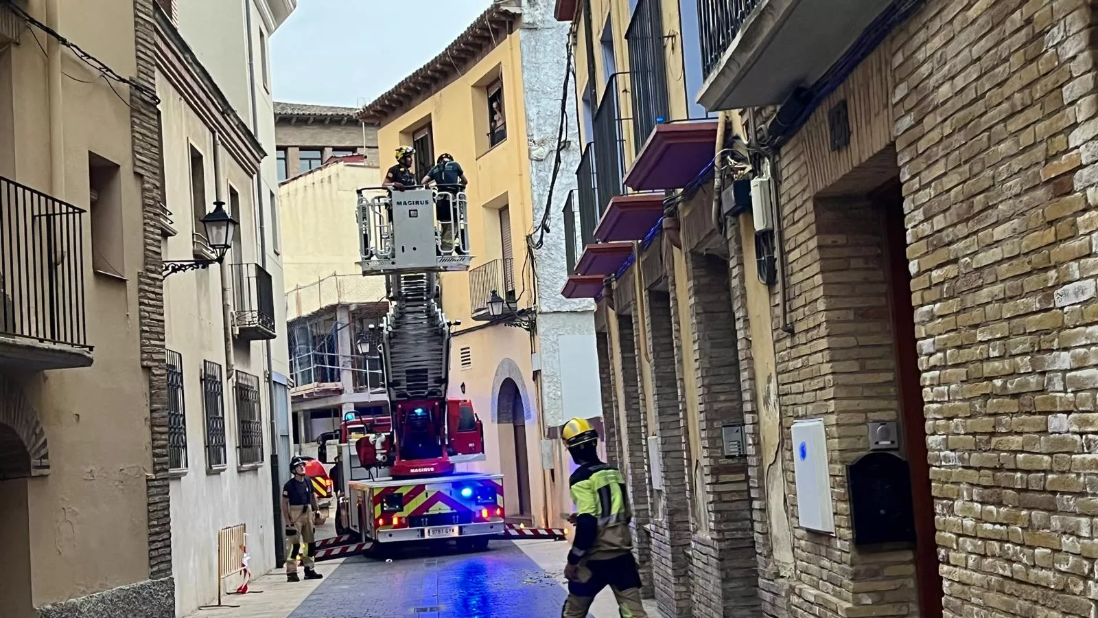 Desprendimiento en un edificio de la calle Quinto Sertorio de Huesca. Foto Mercedes Manterola