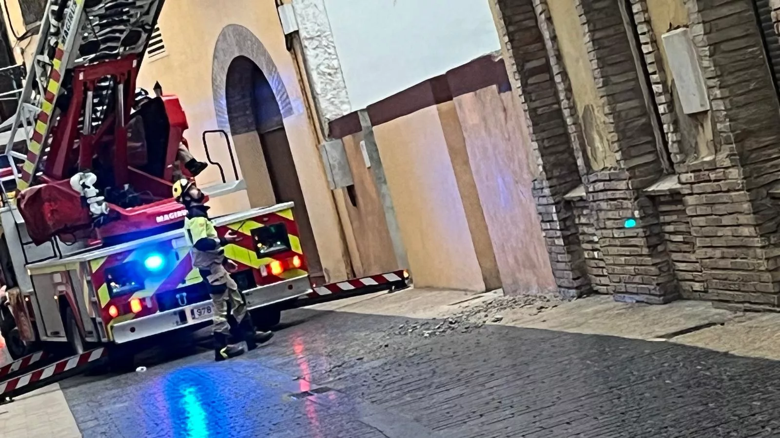 Desprendimiento en un edificio de la calle Quinto Sertorio de Huesca. Foto Mercedes Manterola