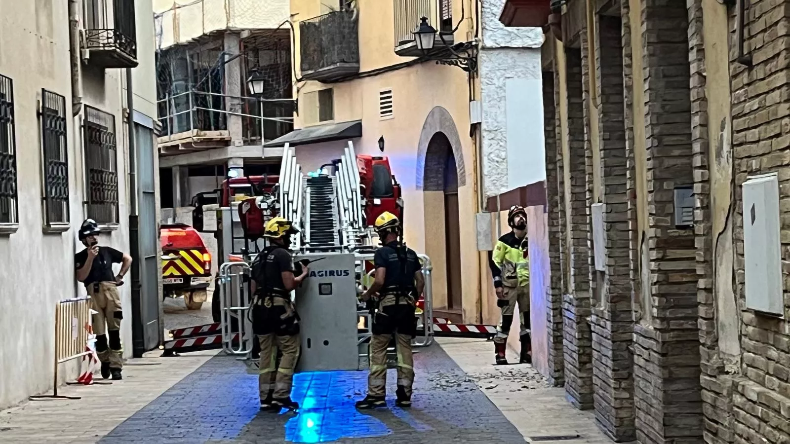 Desprendimiento en un edificio de la calle Quinto Sertorio de Huesca. Foto Mercedes Manterola