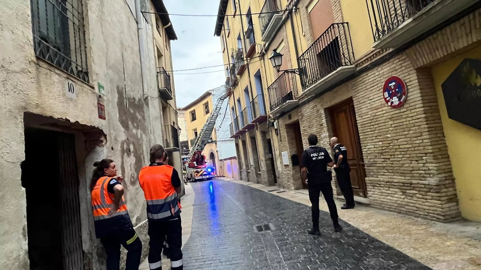 Desalojado un edificio en la calle Quinto Sertorio tras producirse desprendimientos del techo.