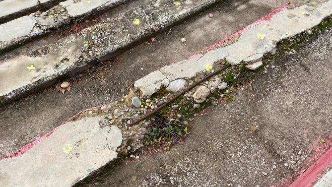 El graderío también presenta un mal estado. El graderío también presenta un mal estado.