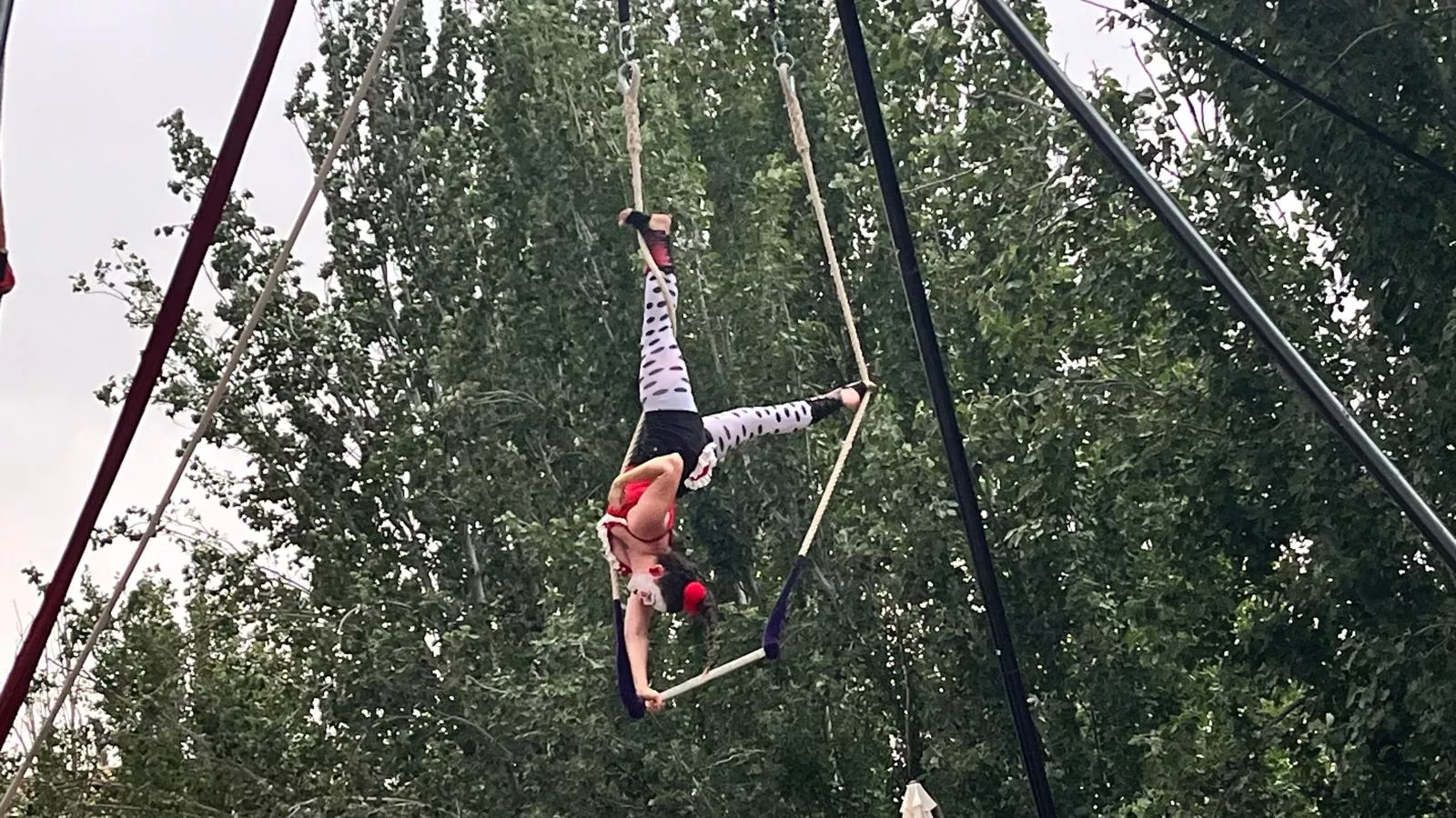 Muestra de la Escuela de Circo Capicúa en la plaza General Alsina. Foto Mercedes Manterola