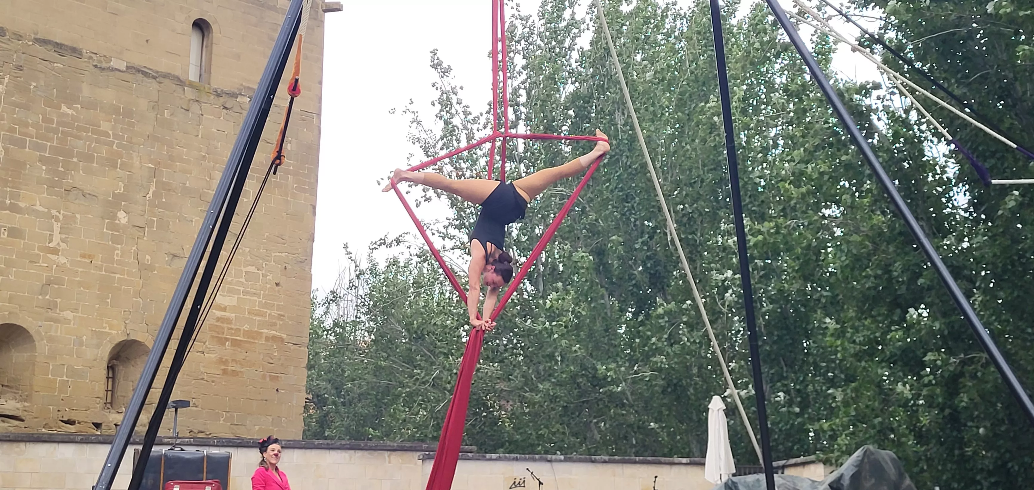 Muestra de la Escuela de Circo Capicúa en la plaza General Alsina. Foto Mercedes Manterola