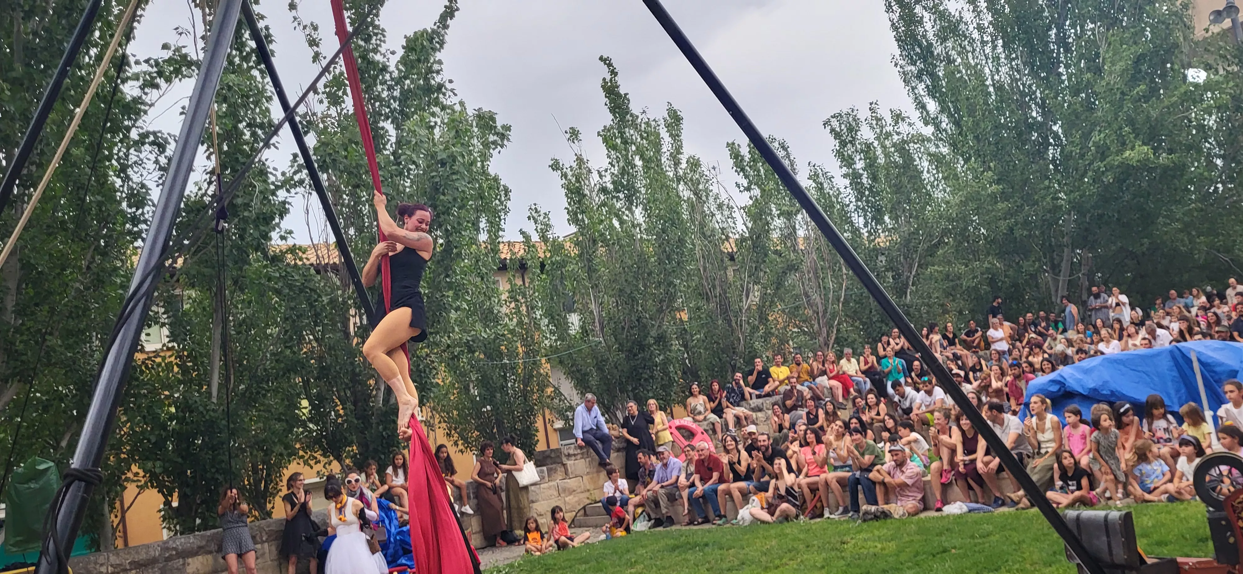 Muestra de la Escuela de Circo Capicúa en la plaza General Alsina. Foto Mercedes Manterola