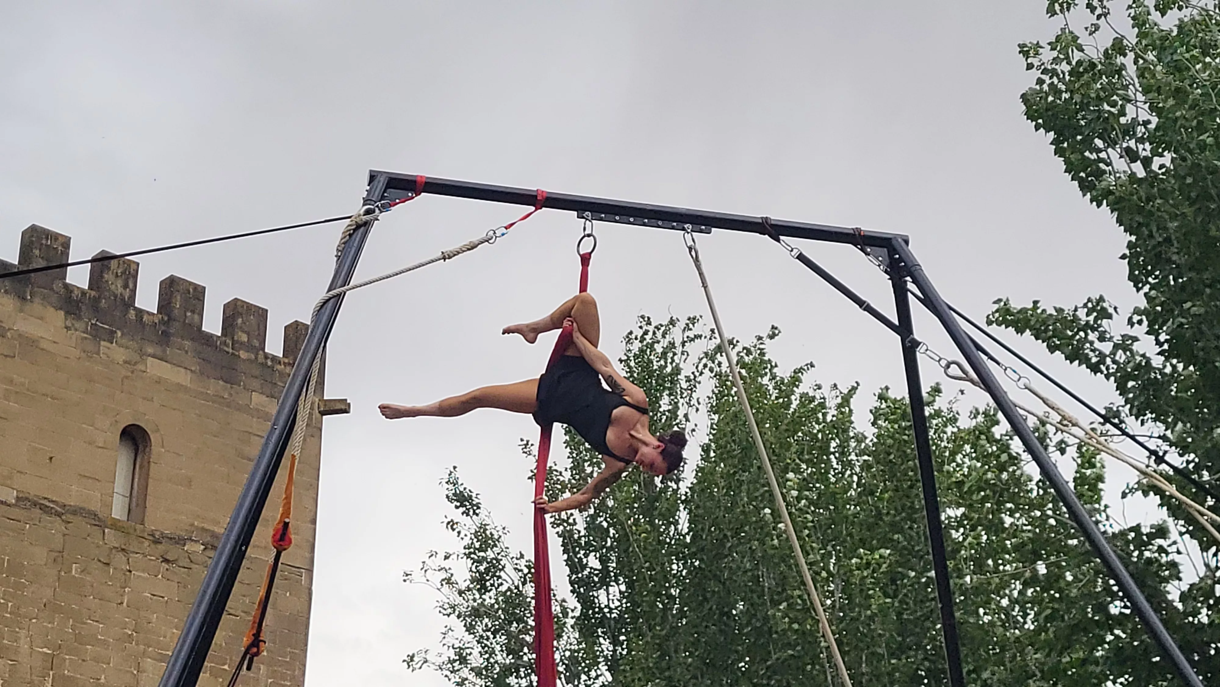 Muestra de la Escuela de Circo Capicúa en la plaza General Alsina. Foto Mercedes Manterola