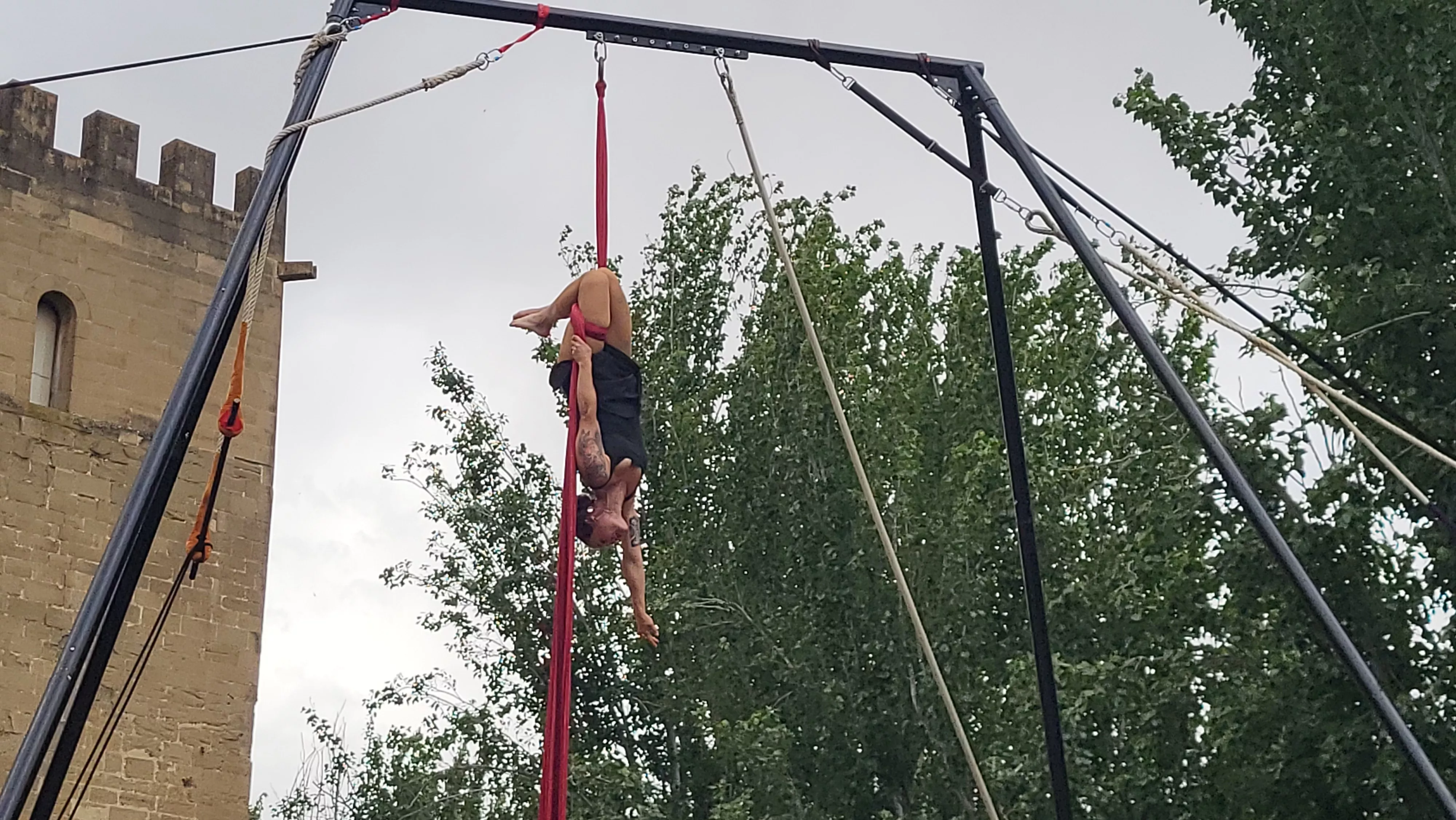Muestra de la Escuela de Circo Capicúa en la plaza General Alsina. Foto Mercedes Manterola