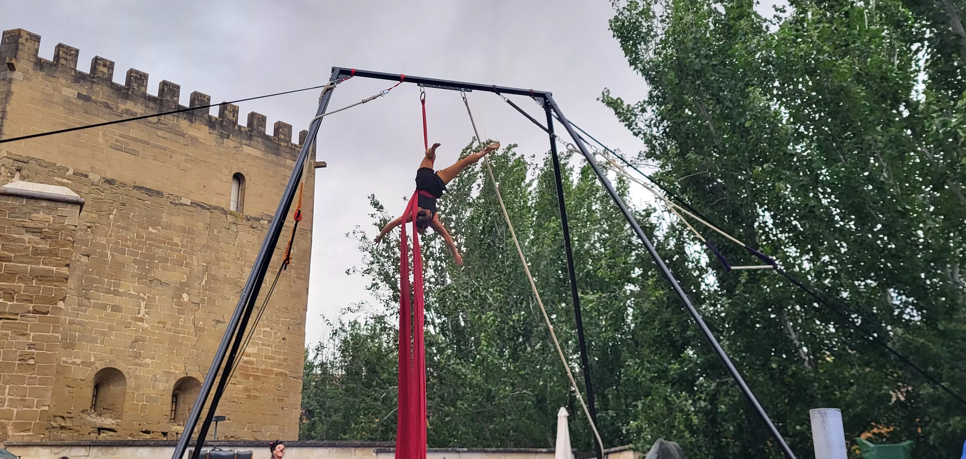 Muestra de la Escuela de Circo Capicúa en la plaza General Alsina. Foto Mercedes Manterola