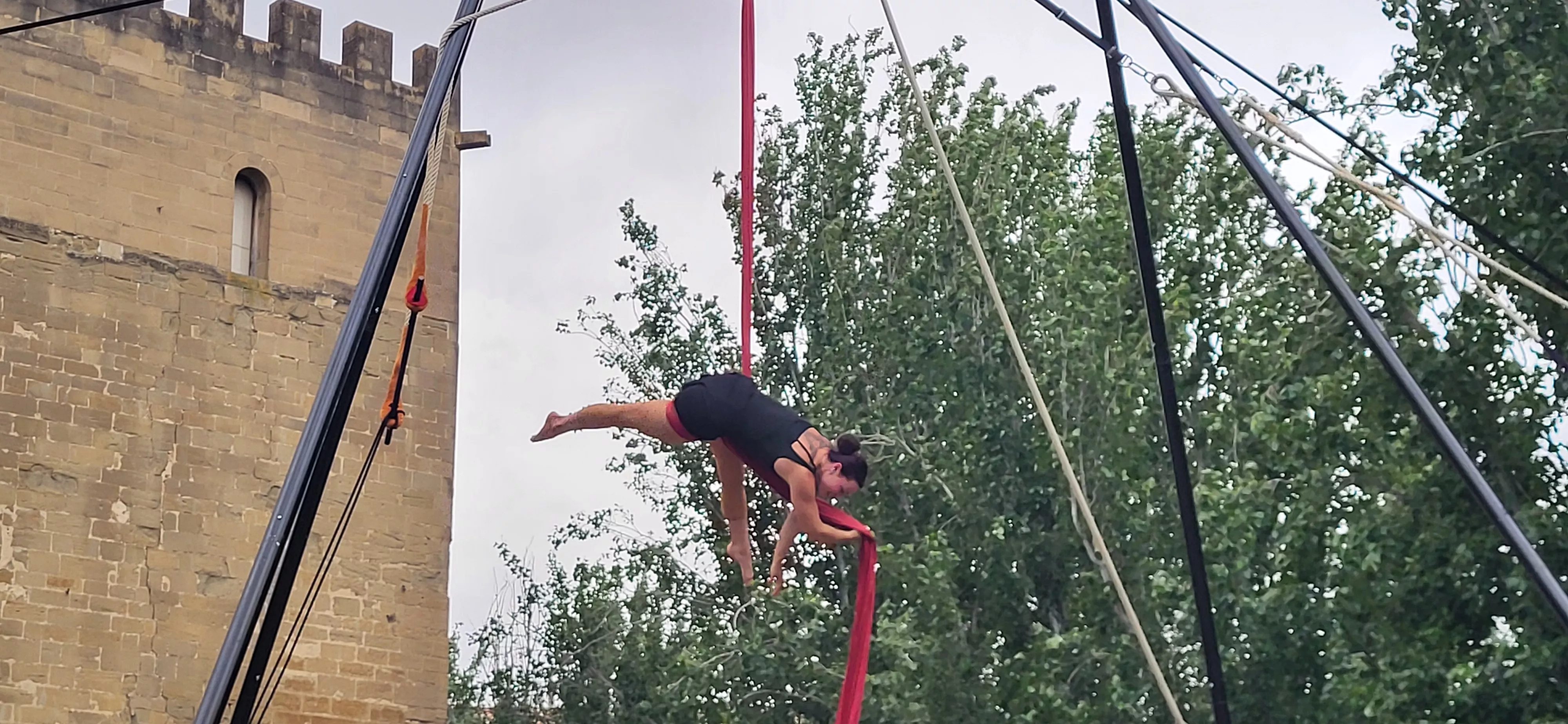 Muestra de la Escuela de Circo Capicúa en la plaza General Alsina. Foto Mercedes Manterola