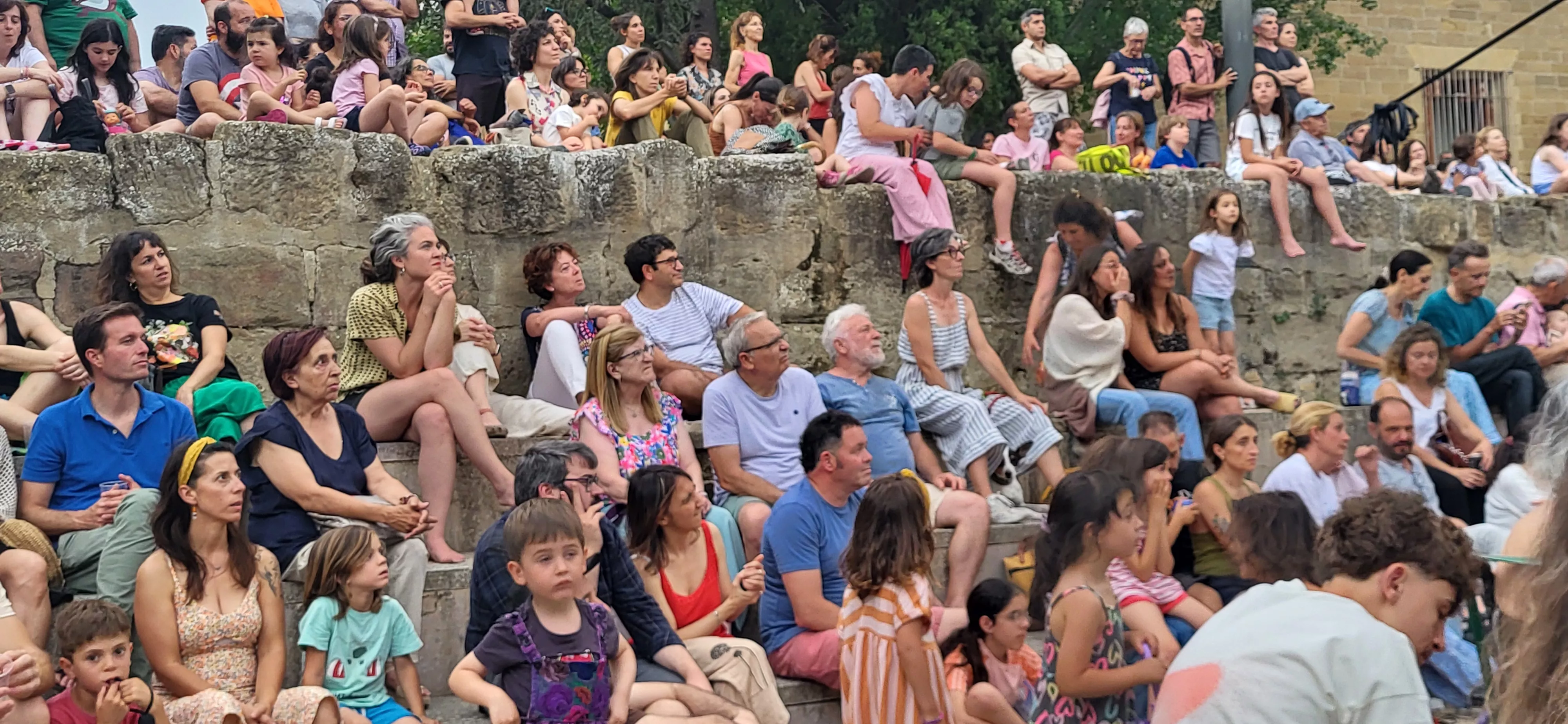 Muestra de la Escuela de Circo Capicúa en la plaza General Alsina. Foto Mercedes Manterola