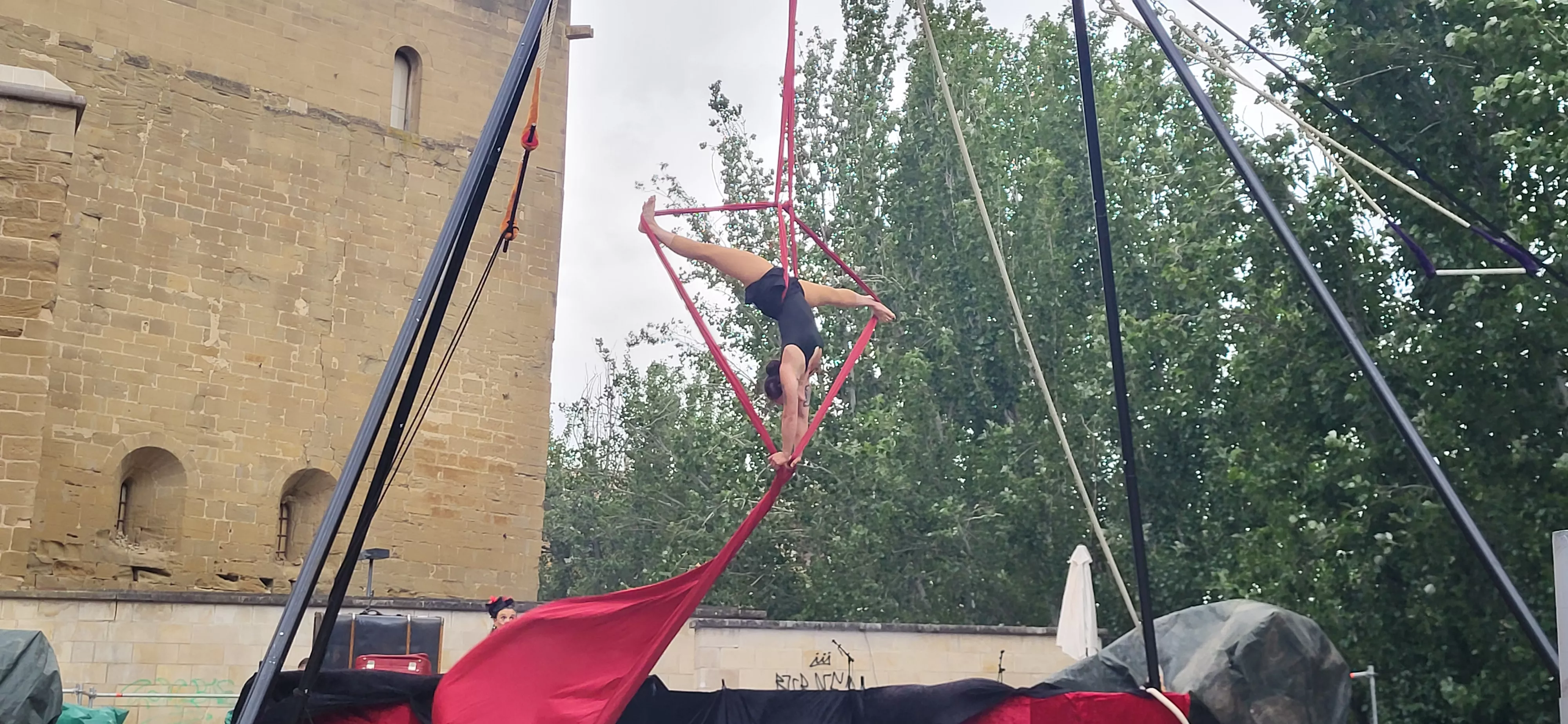Muestra de la Escuela de Circo Capicúa en la plaza General Alsina. Foto Mercedes Manterola