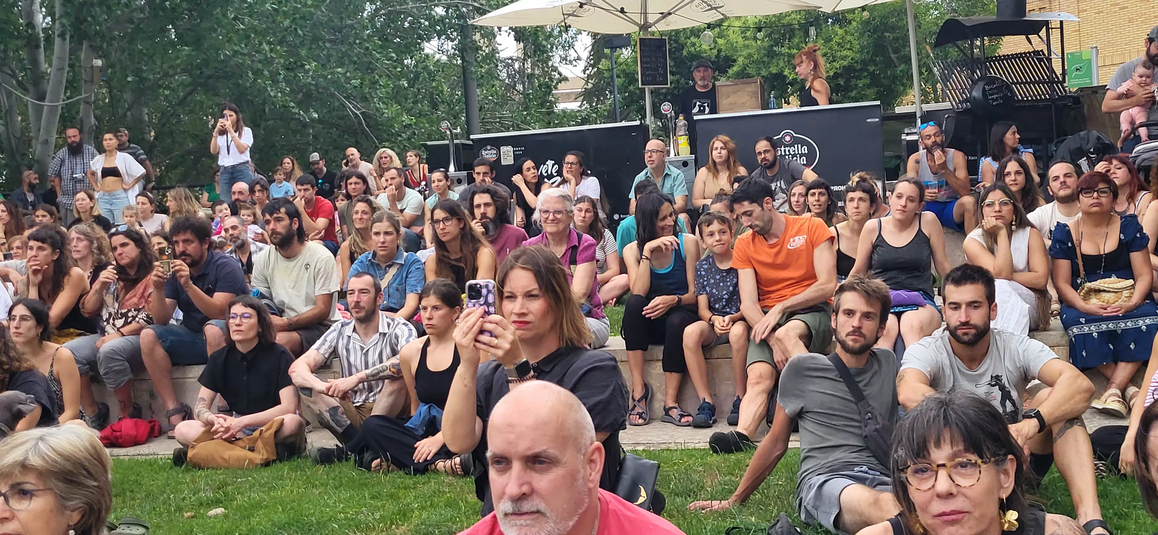 Muestra de la Escuela de Circo Capicúa en la plaza General Alsina. Foto Mercedes Manterola