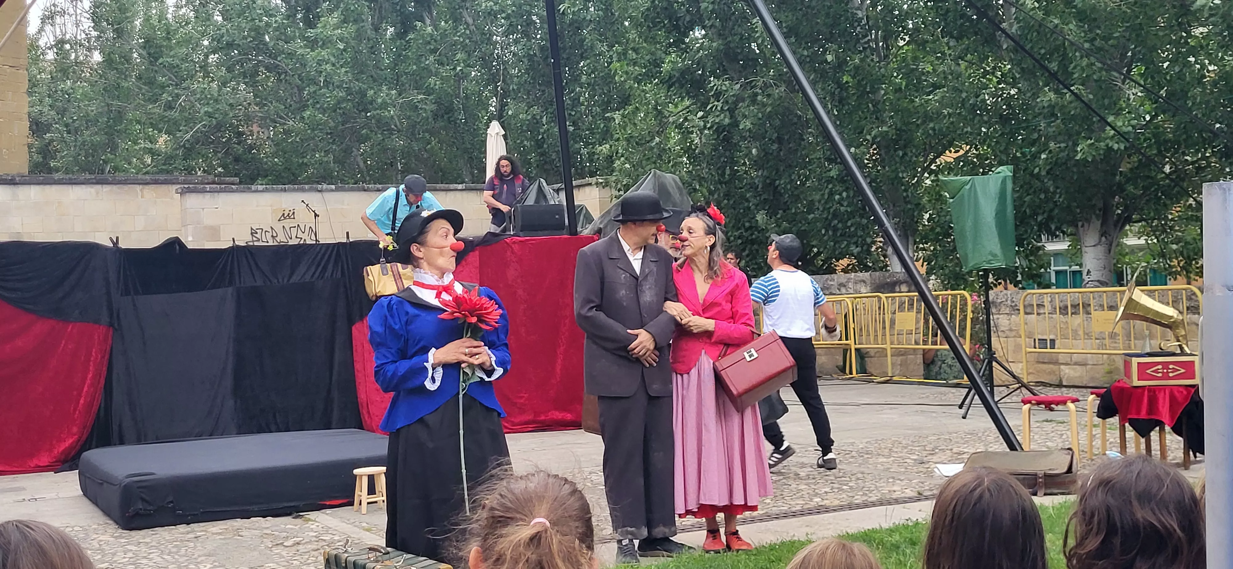 Muestra de la Escuela de Circo Capicúa en la plaza General Alsina. Foto Mercedes Manterola