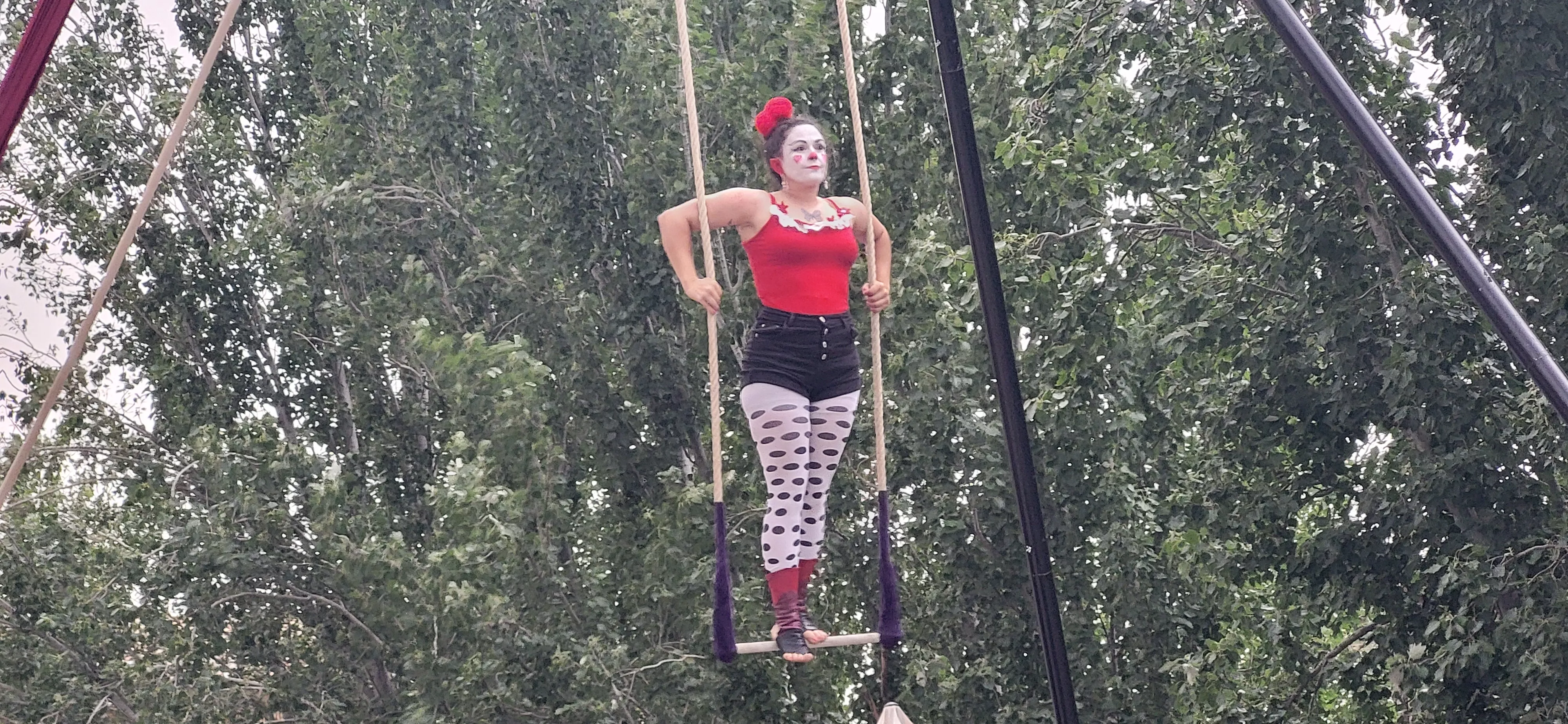 Muestra de la Escuela de Circo Capicúa en la plaza General Alsina. Foto Mercedes Manterola