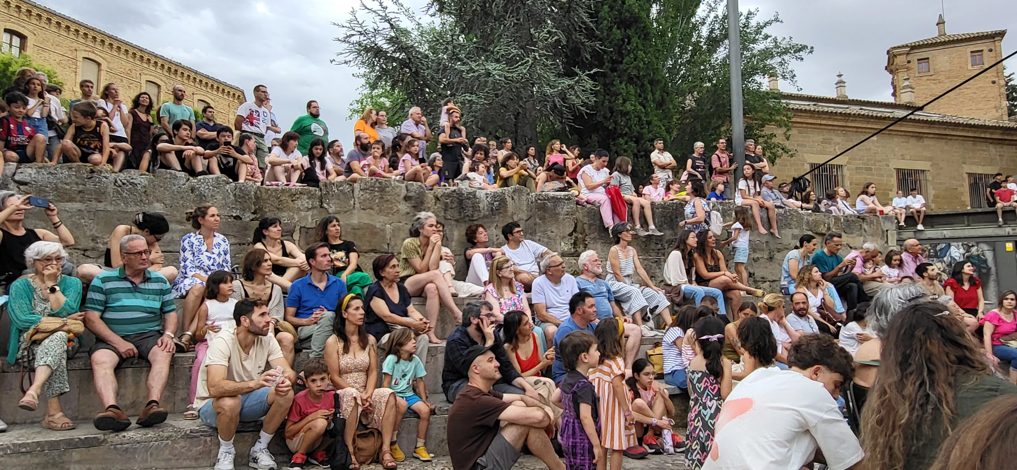 Muestra de la Escuela de Circo Capicúa en la plaza General Alsina. Foto Mercedes Manterola