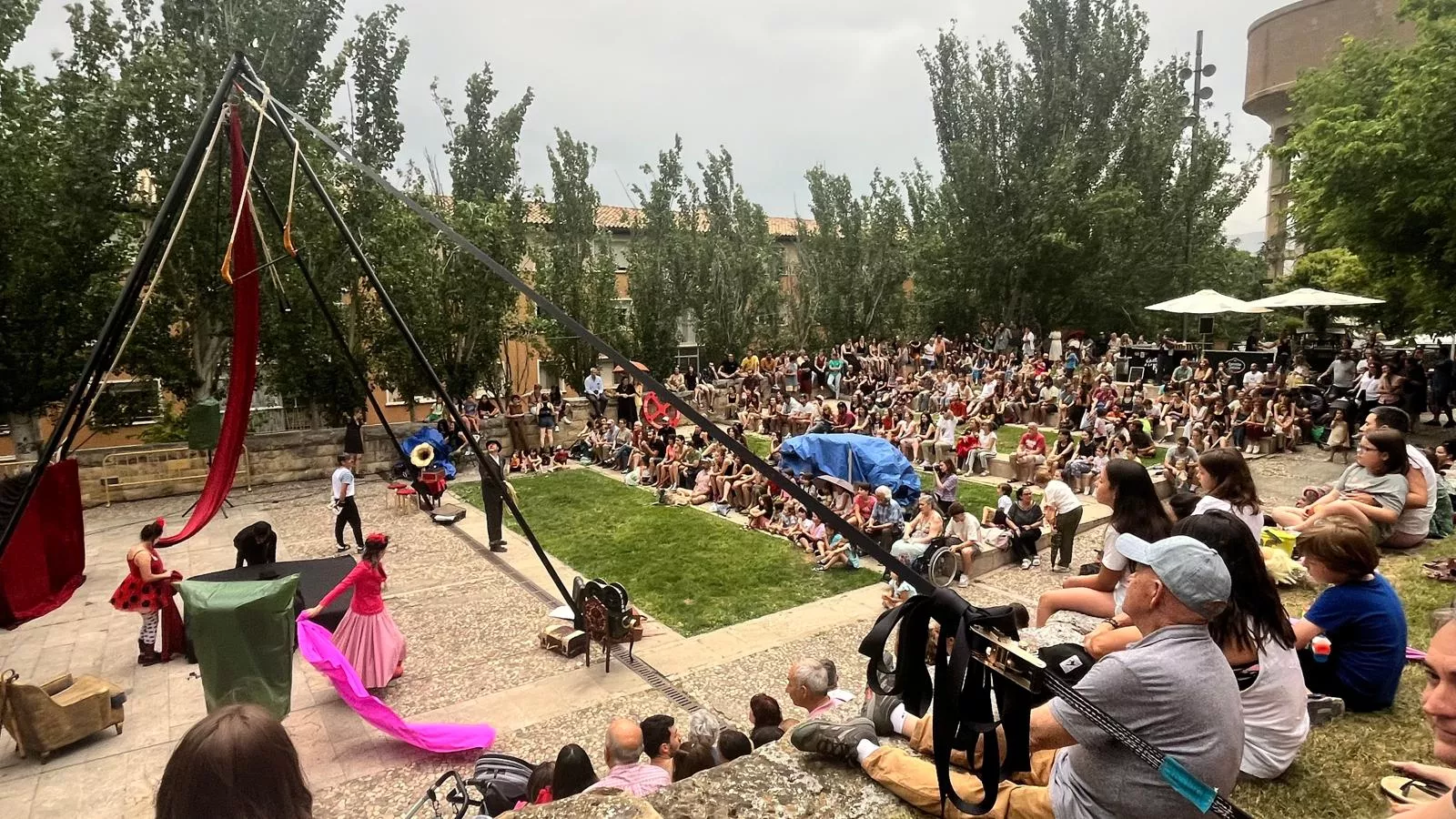 Muestra de la Escuela de Circo Capicúa en la plaza General Alsina. Foto Mercedes Manterola