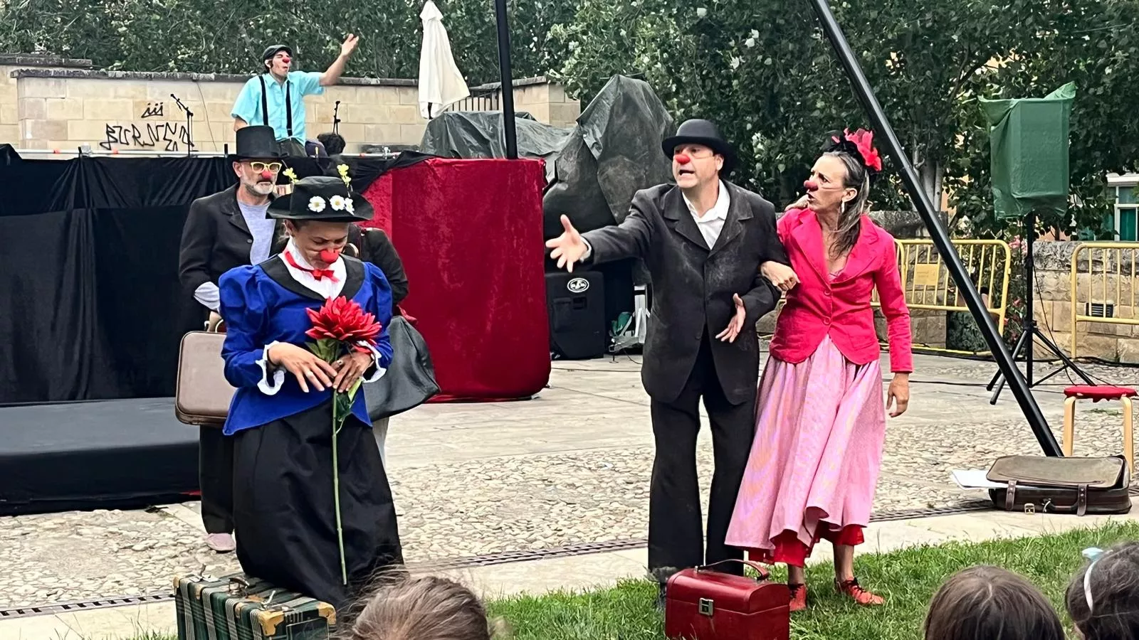 Muestra de la Escuela de Circo Capicúa en la plaza General Alsina. Foto Mercedes Manterola
