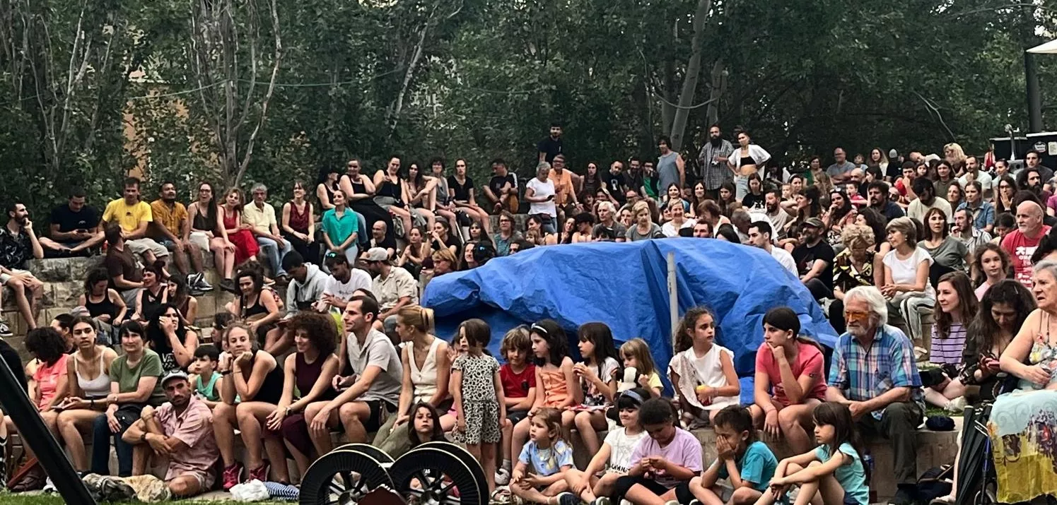 Muestra de la Escuela de Circo Capicúa en la plaza General Alsina. Foto Mercedes Manterola