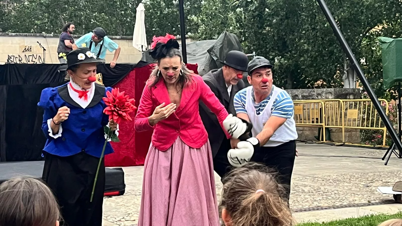 Muestra de la Escuela de Circo Capicúa en la plaza General Alsina. Foto Mercedes Manterola