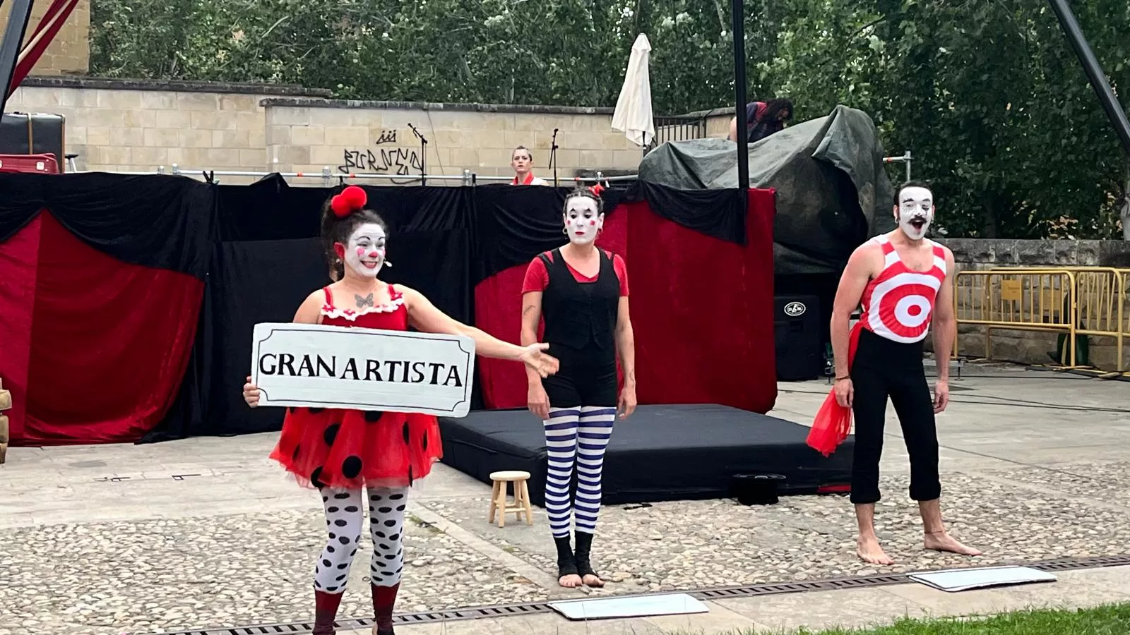 Muestra de la Escuela de Circo Capicúa en la plaza General Alsina. Foto Mercedes Manterola