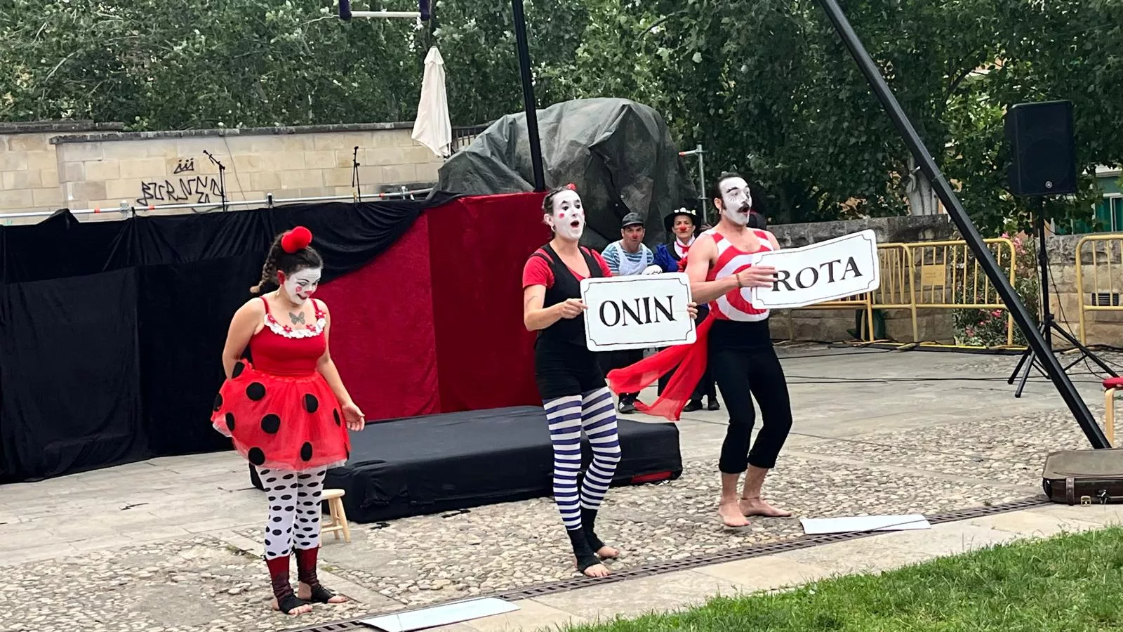 Muestra de la Escuela de Circo Capicúa en la plaza General Alsina. Foto Mercedes Manterola