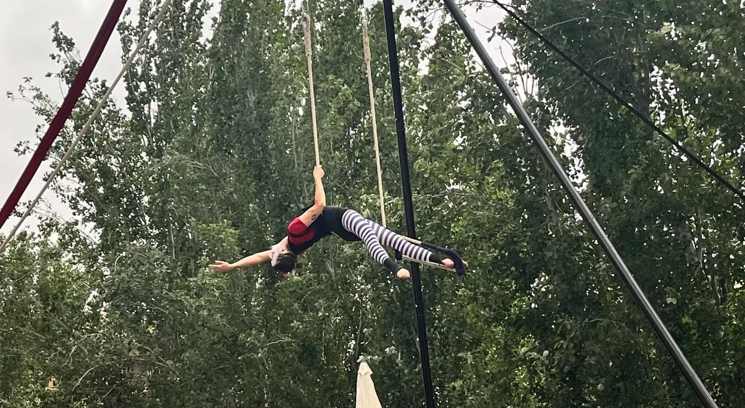 Muestra de la Escuela de Circo Capicúa en la plaza General Alsina. Foto Mercedes Manterola