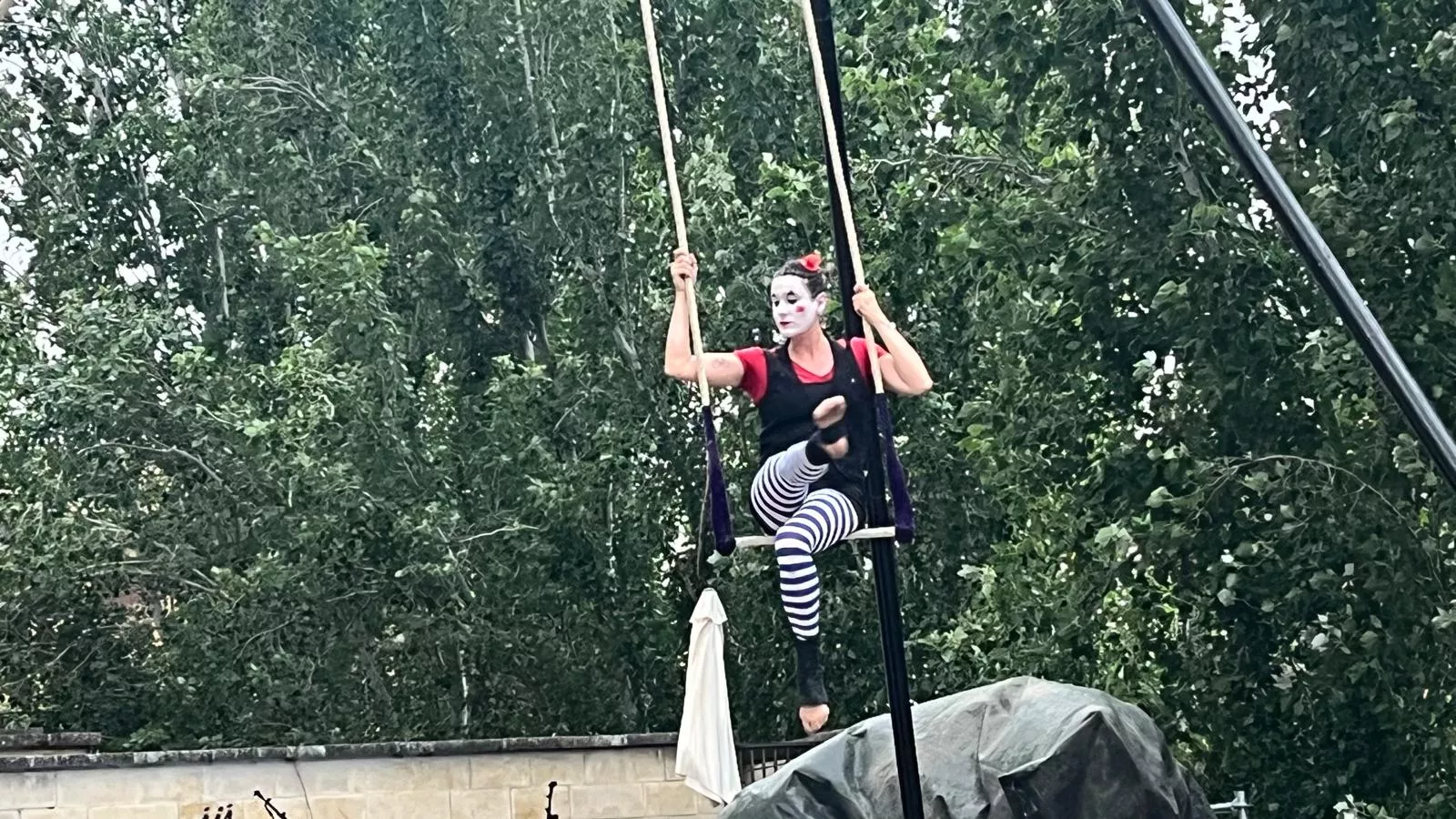 Muestra de la Escuela de Circo Capicúa en la plaza General Alsina. Foto Mercedes Manterola