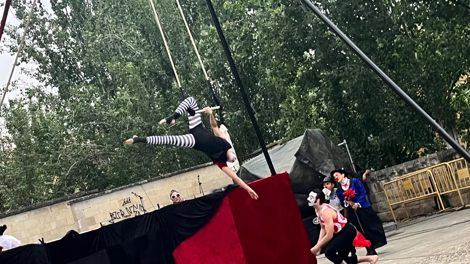 Muestra de la Escuela de Circo Capicúa en la plaza General Alsina. Foto Mercedes Manterola