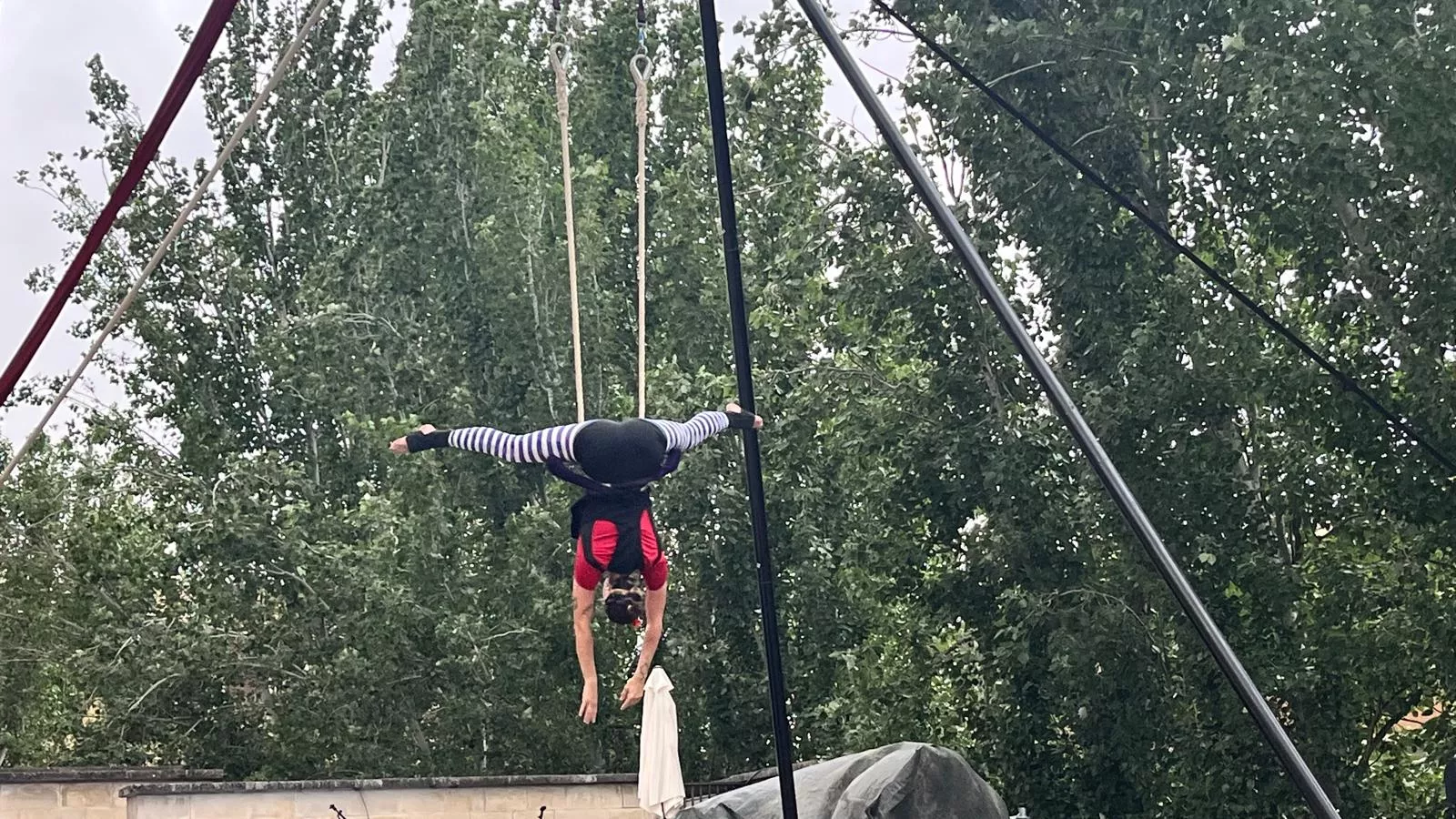 Muestra de la Escuela de Circo Capicúa en la plaza General Alsina. Foto Mercedes Manterola